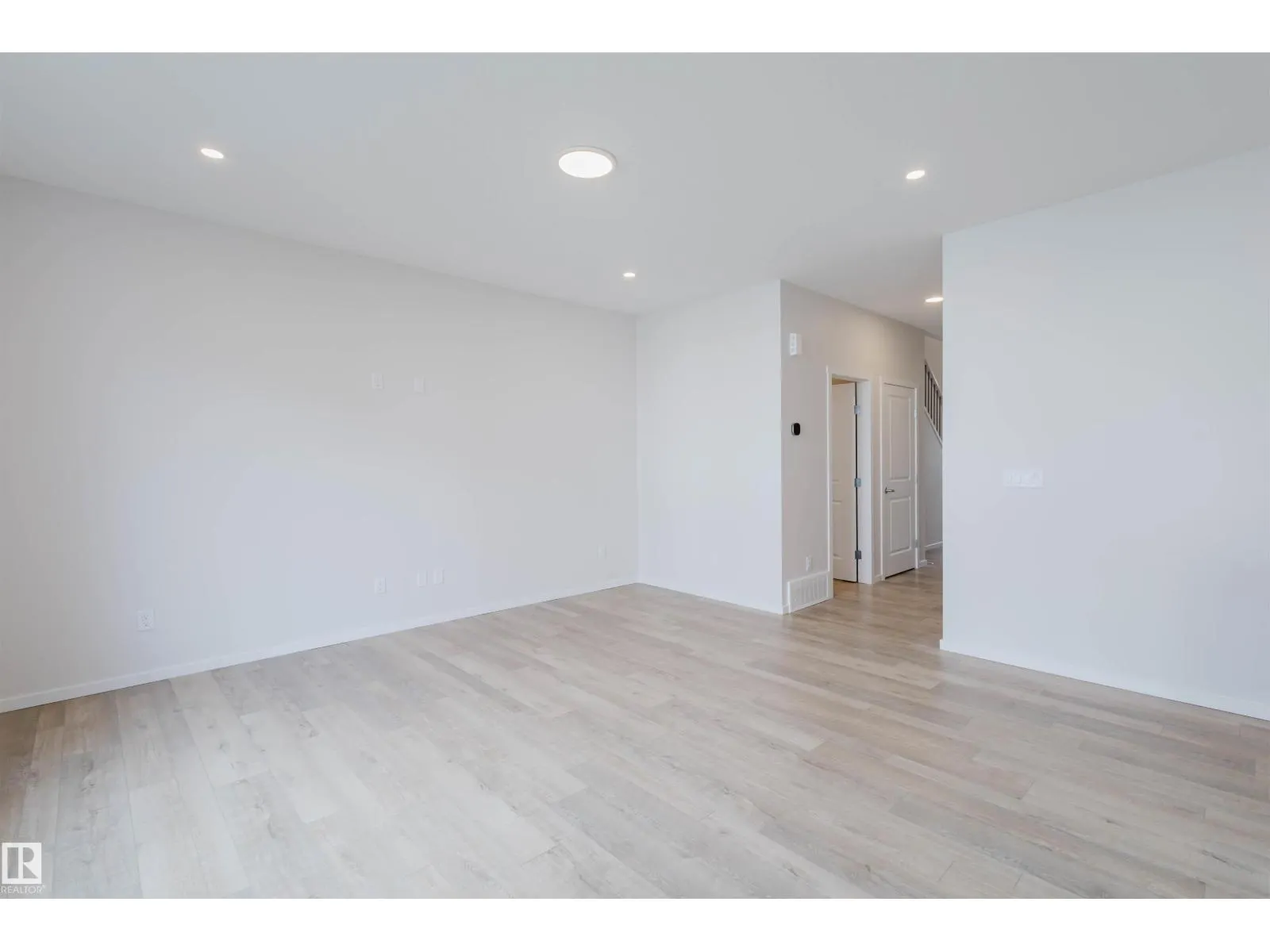2103 209 ST NW