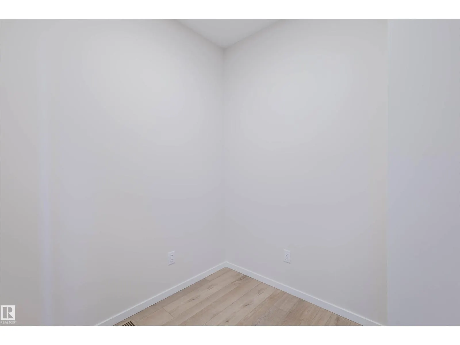2103 209 ST NW