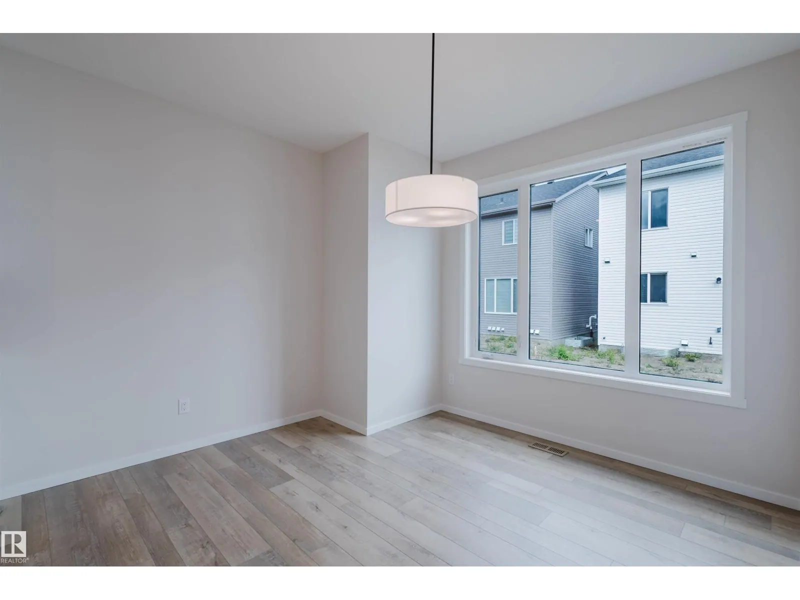 2103 209 ST NW