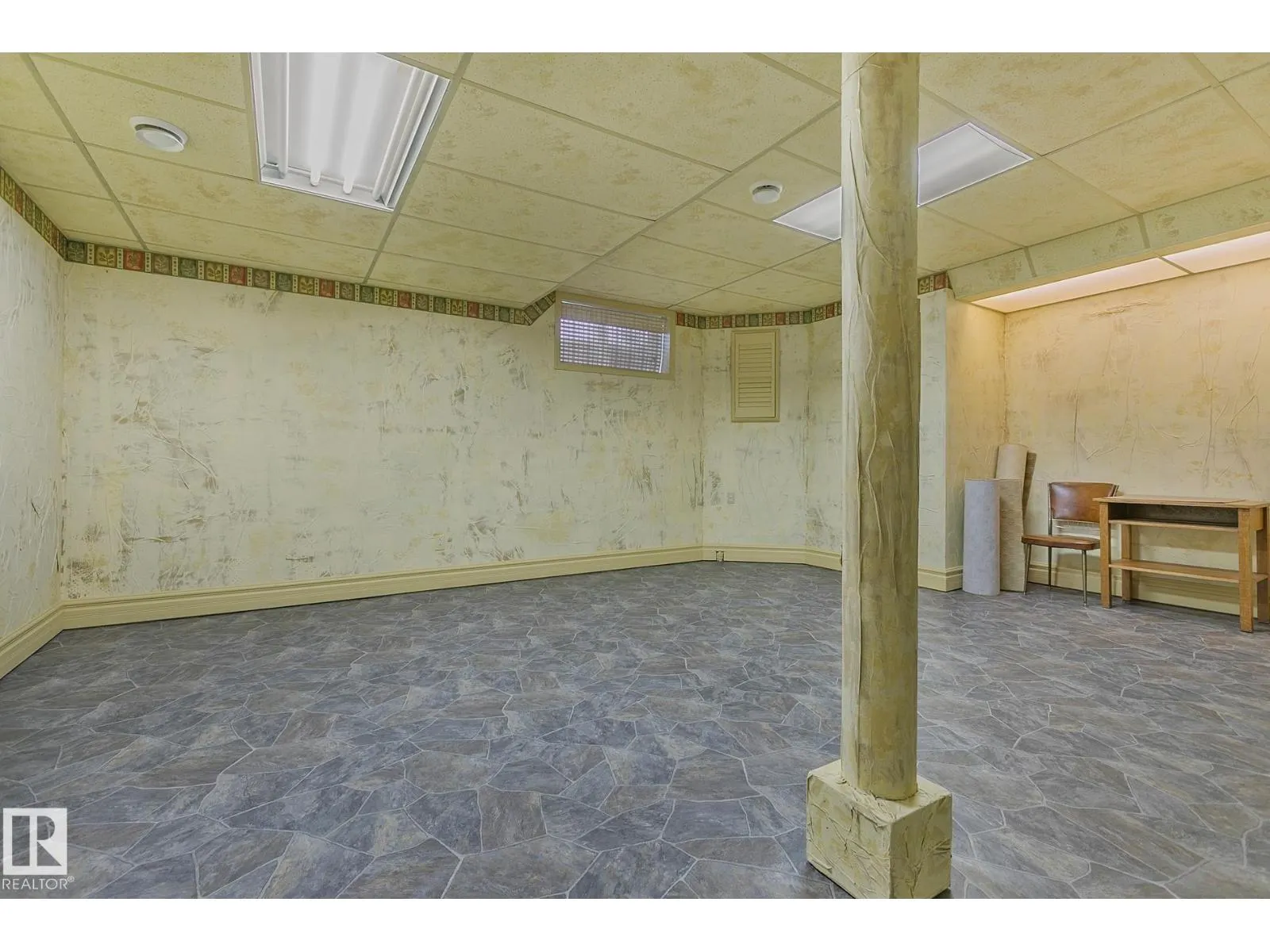 350 LILAC LN