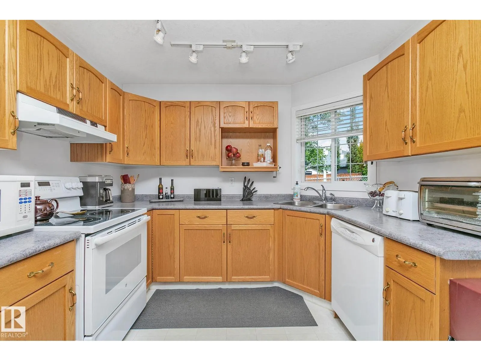 350 LILAC LN
