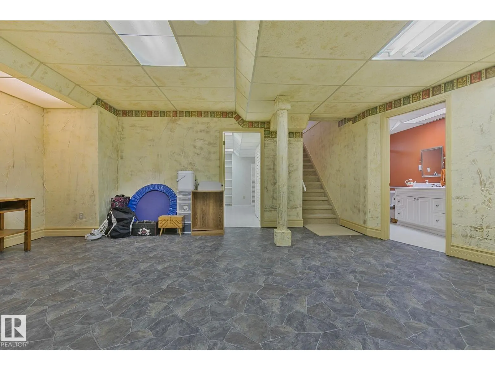 350 LILAC LN