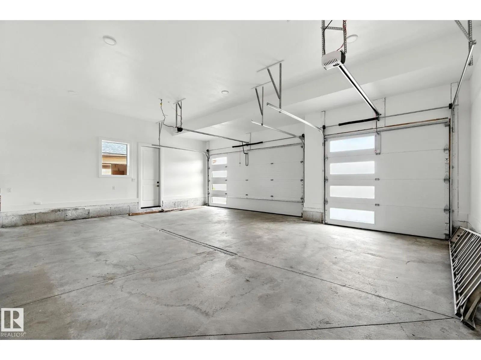 9423 181 AV NW