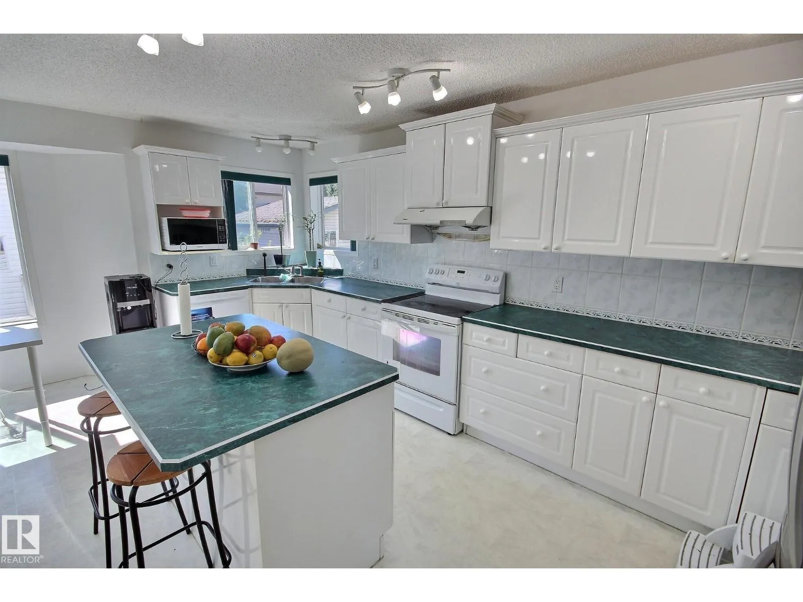 1233 GILLESPIE CR NW