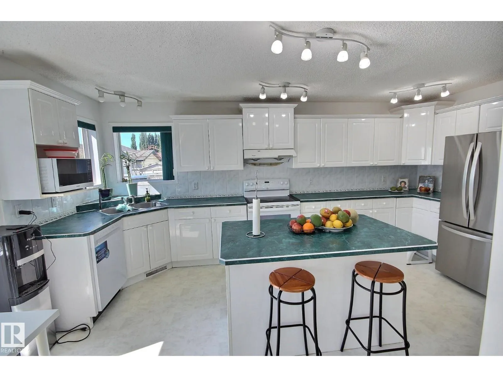 1233 GILLESPIE CR NW