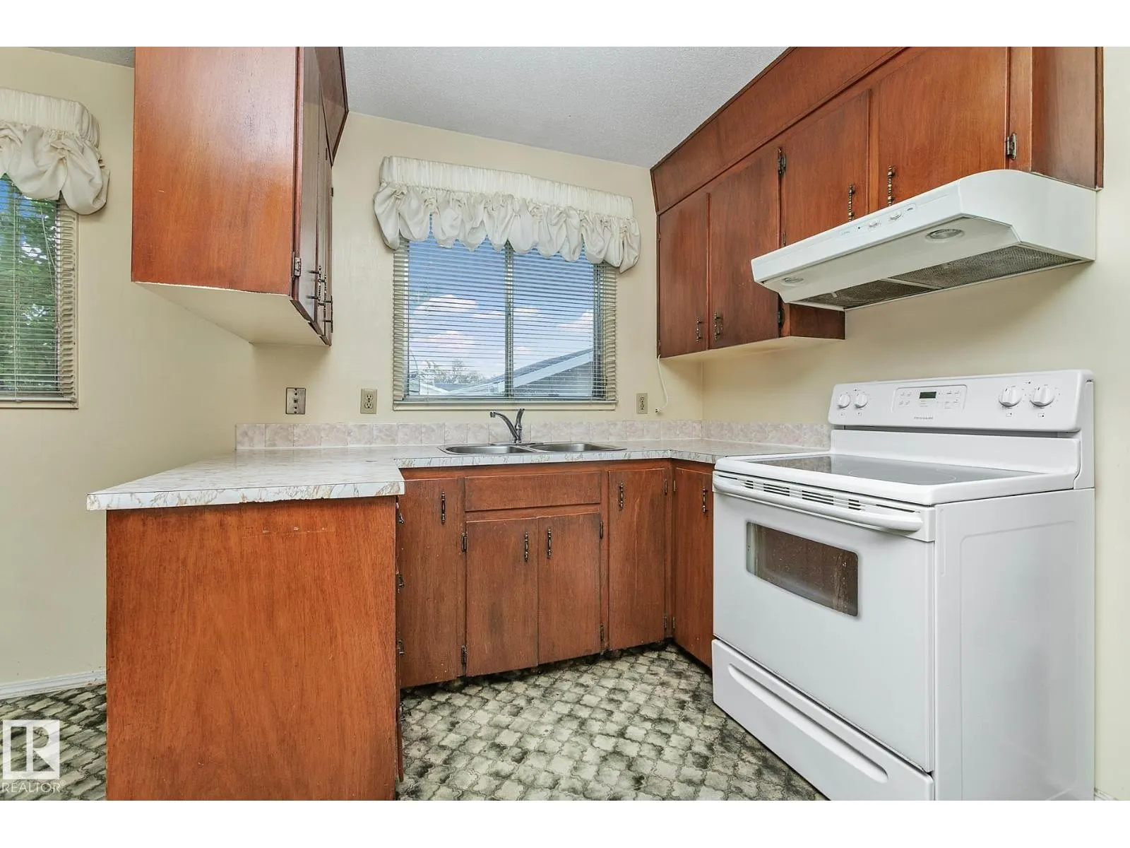 15015 95 ST NW