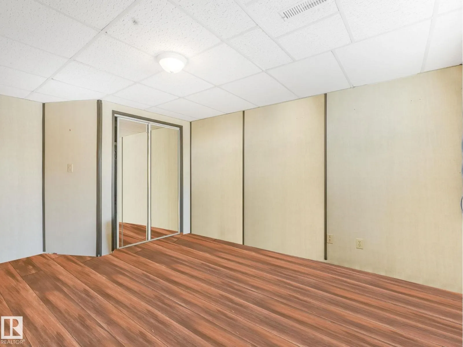 3608 15 AV NW
