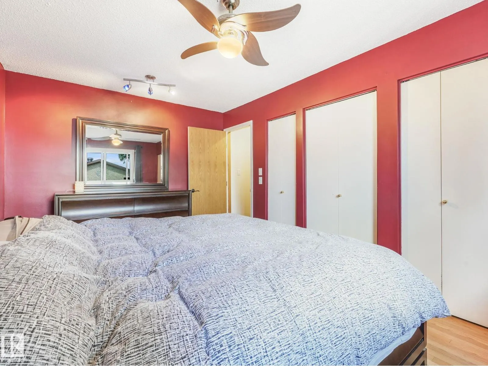 3608 15 AV NW