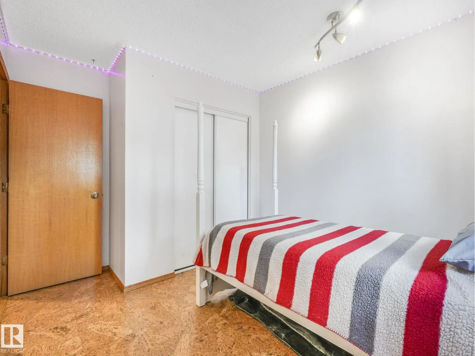 3608 15 AV NW