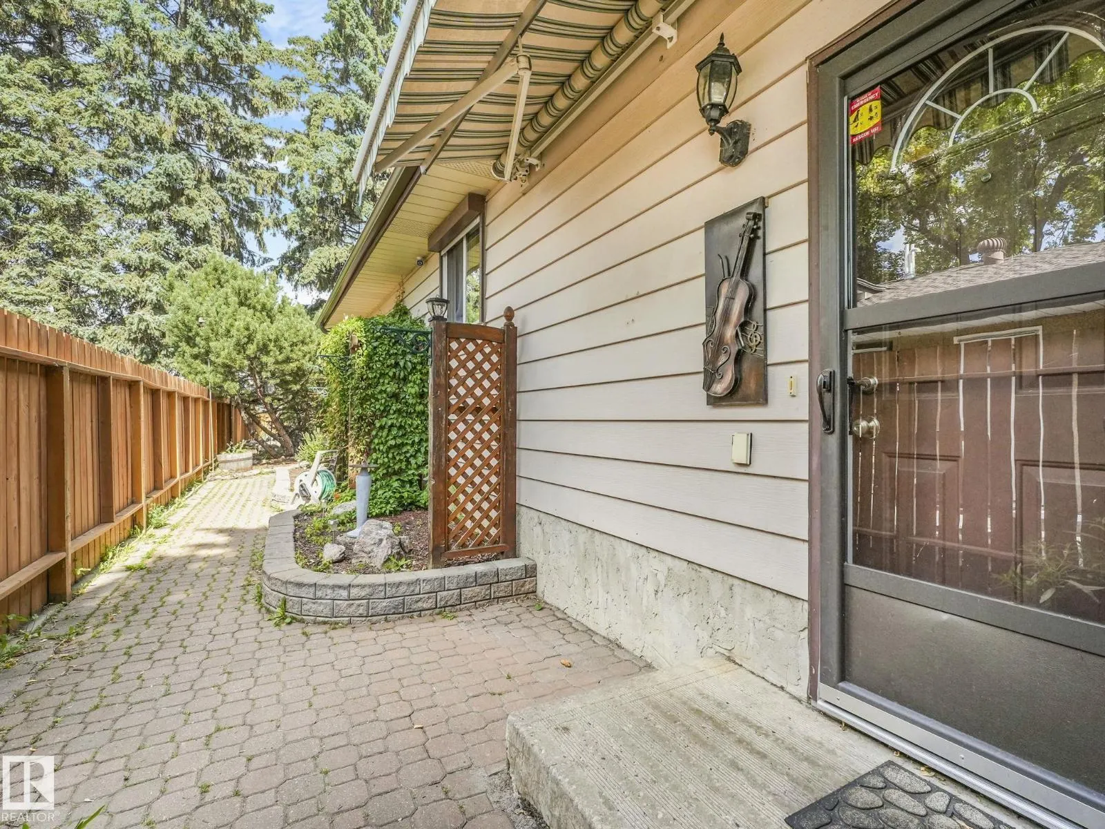 3608 15 AV NW