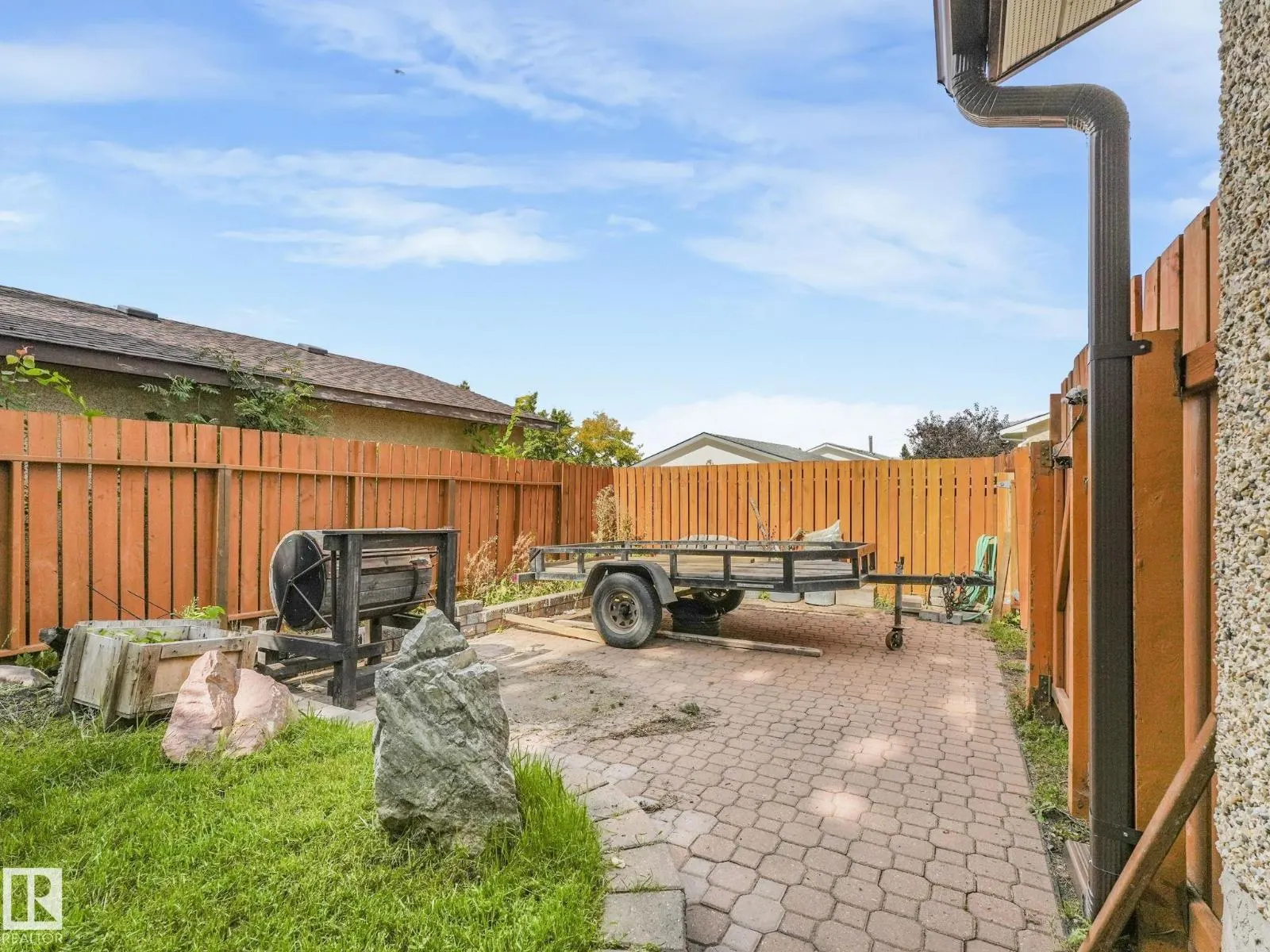 3608 15 AV NW