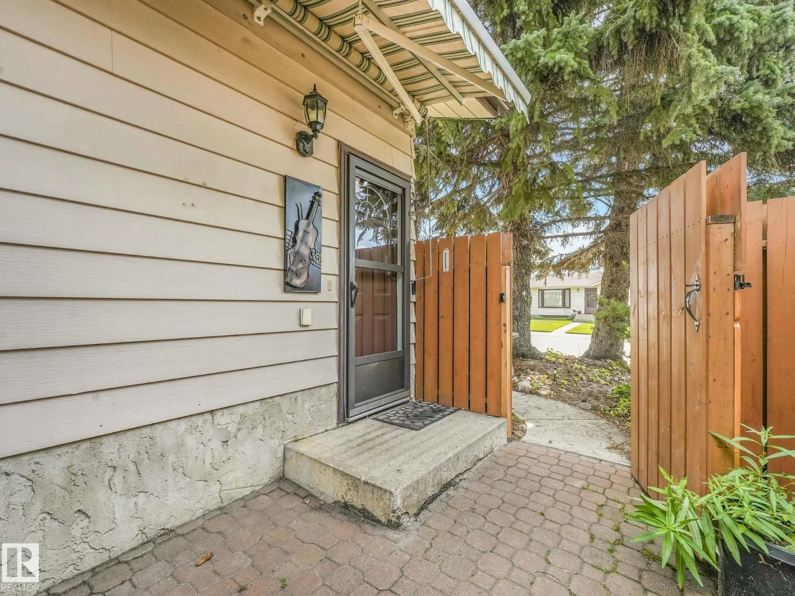 3608 15 AV NW