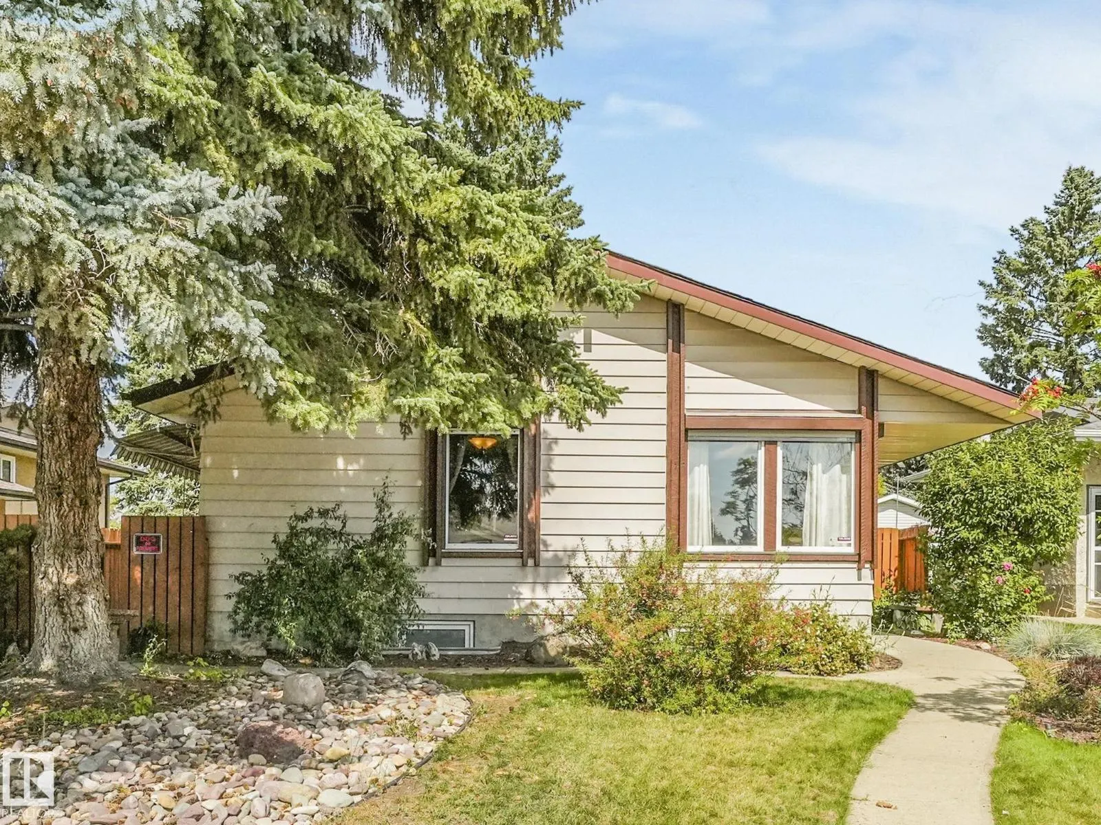 3608 15 AV NW