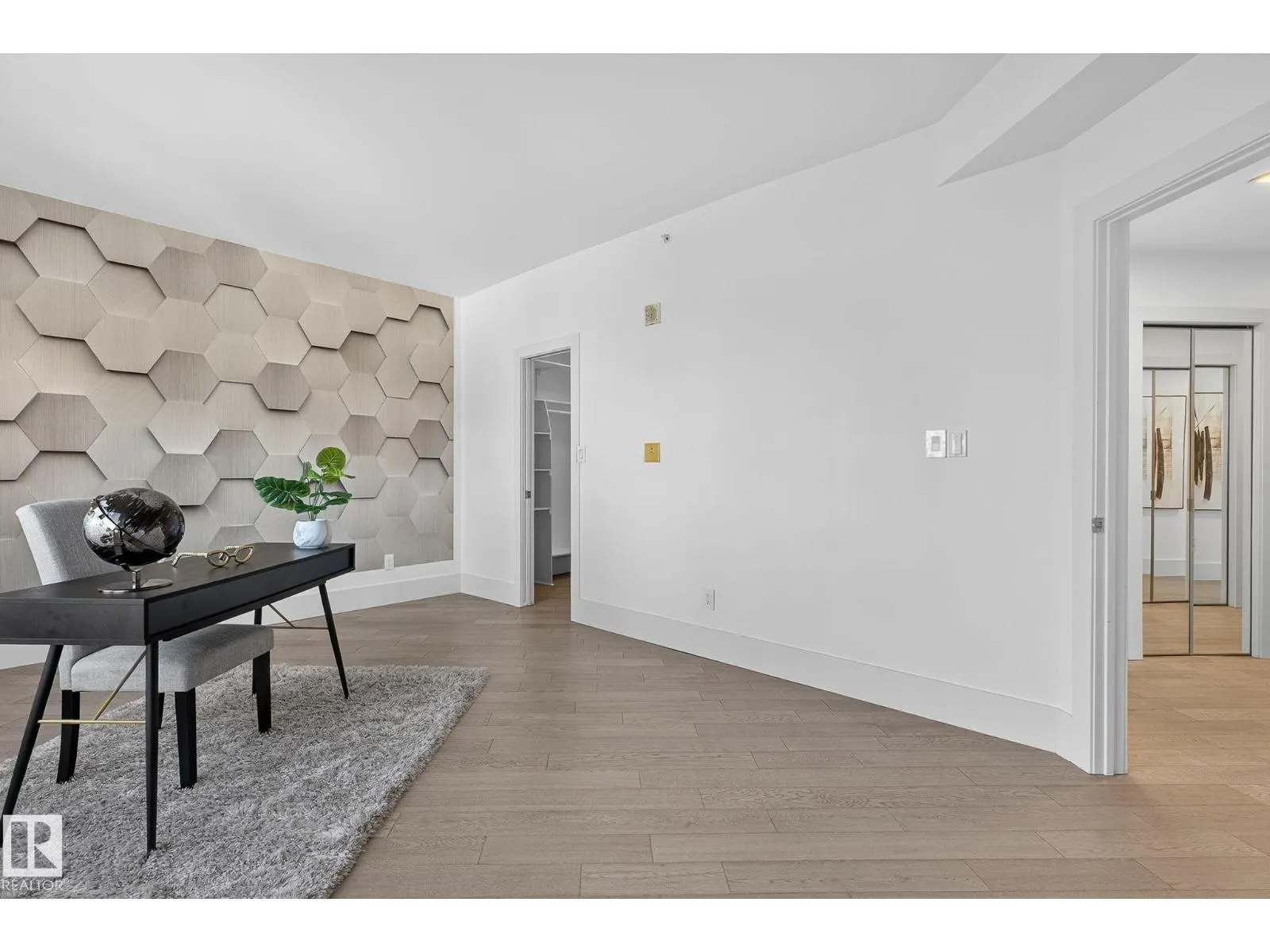 #904 10504 99 AV NW