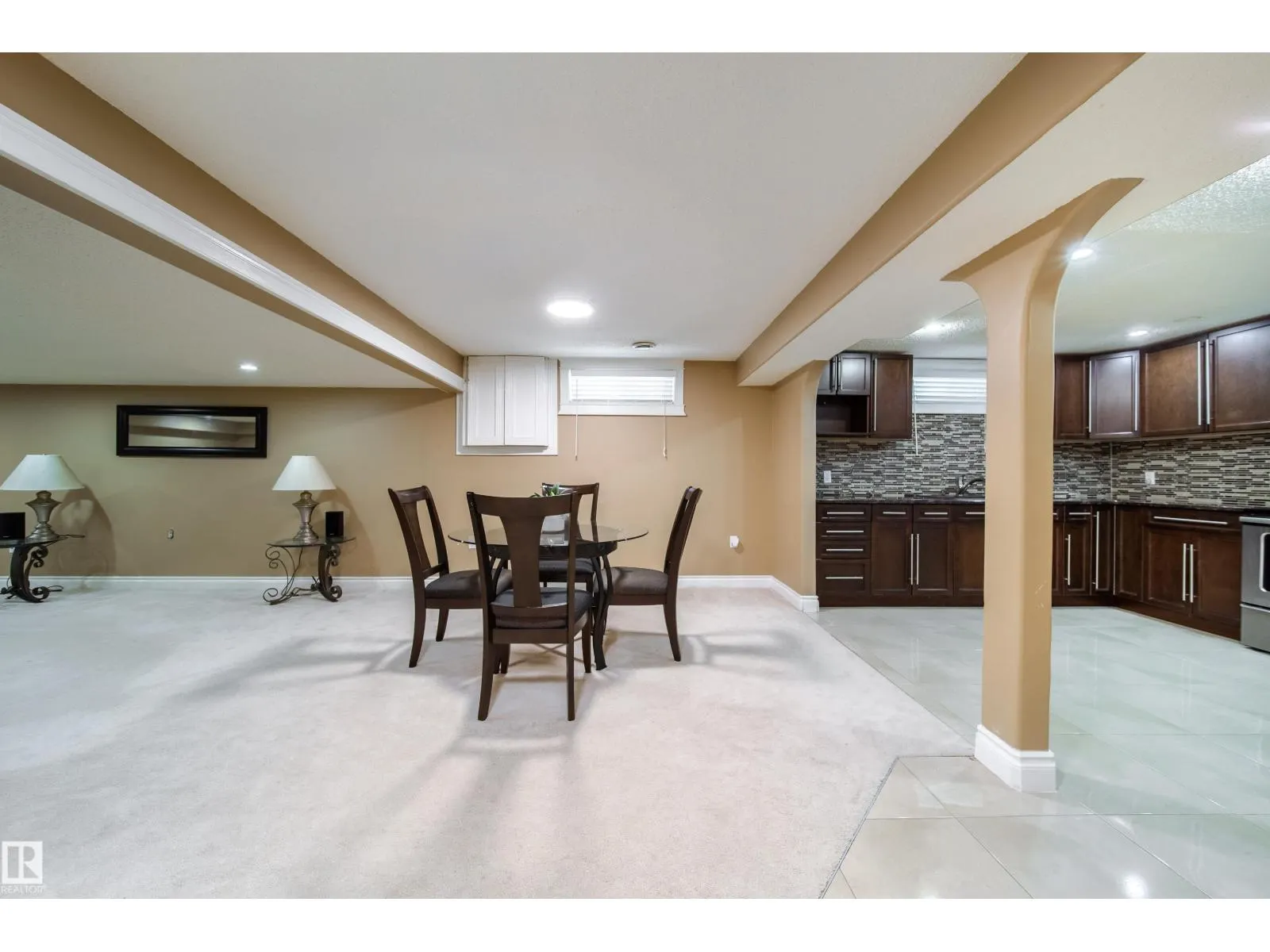 7808 22 AV NW
