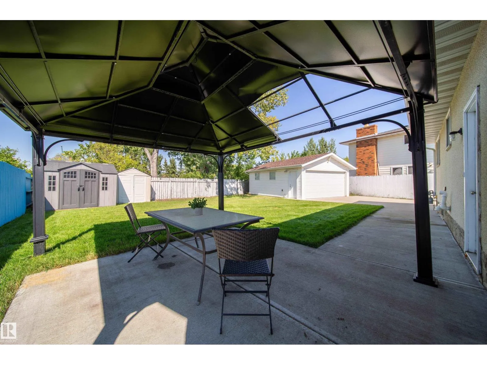 7808 22 AV NW