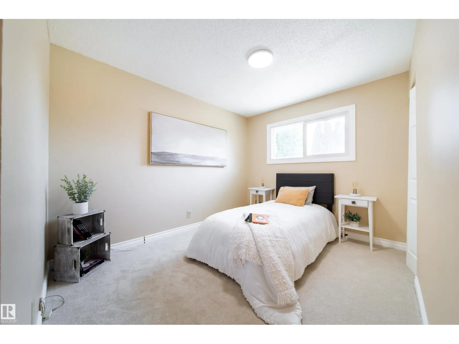 7808 22 AV NW