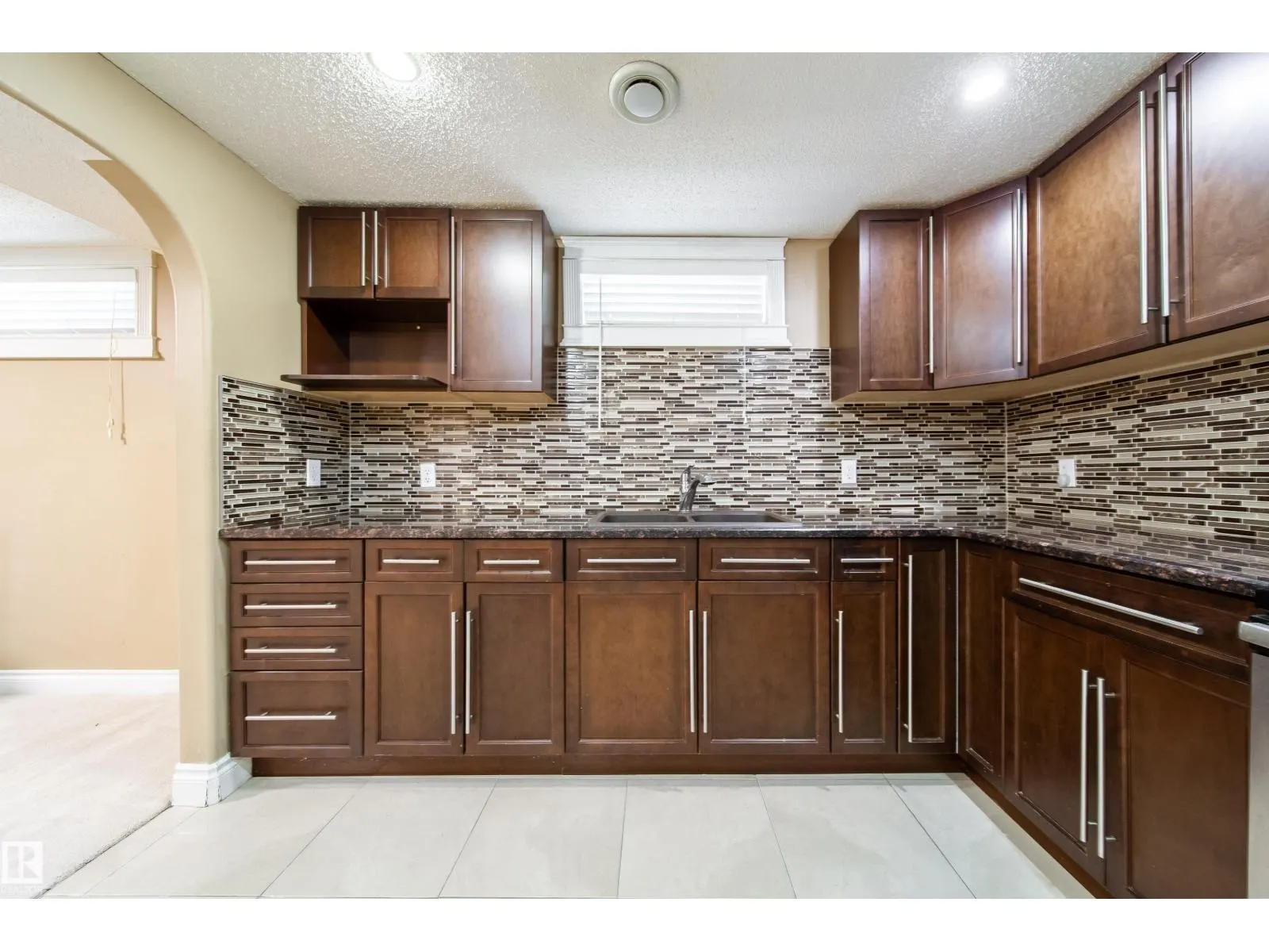 7808 22 AV NW