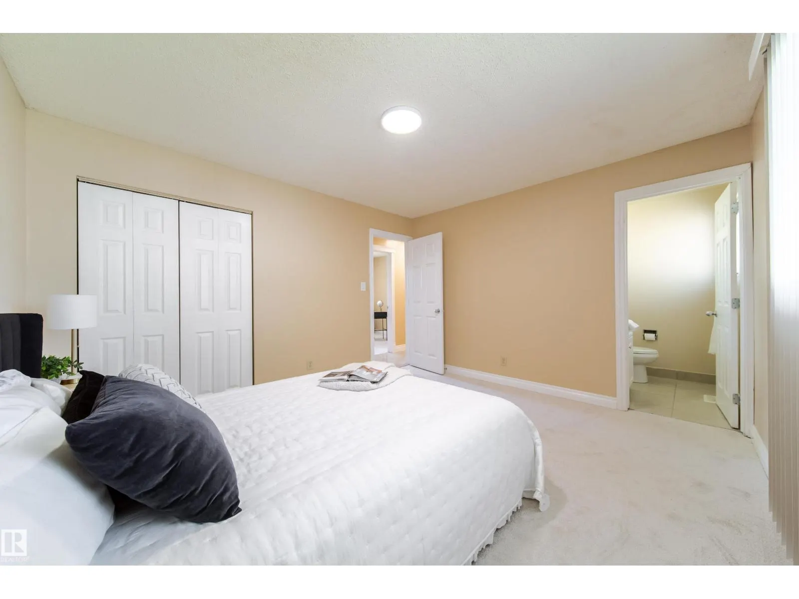 7808 22 AV NW