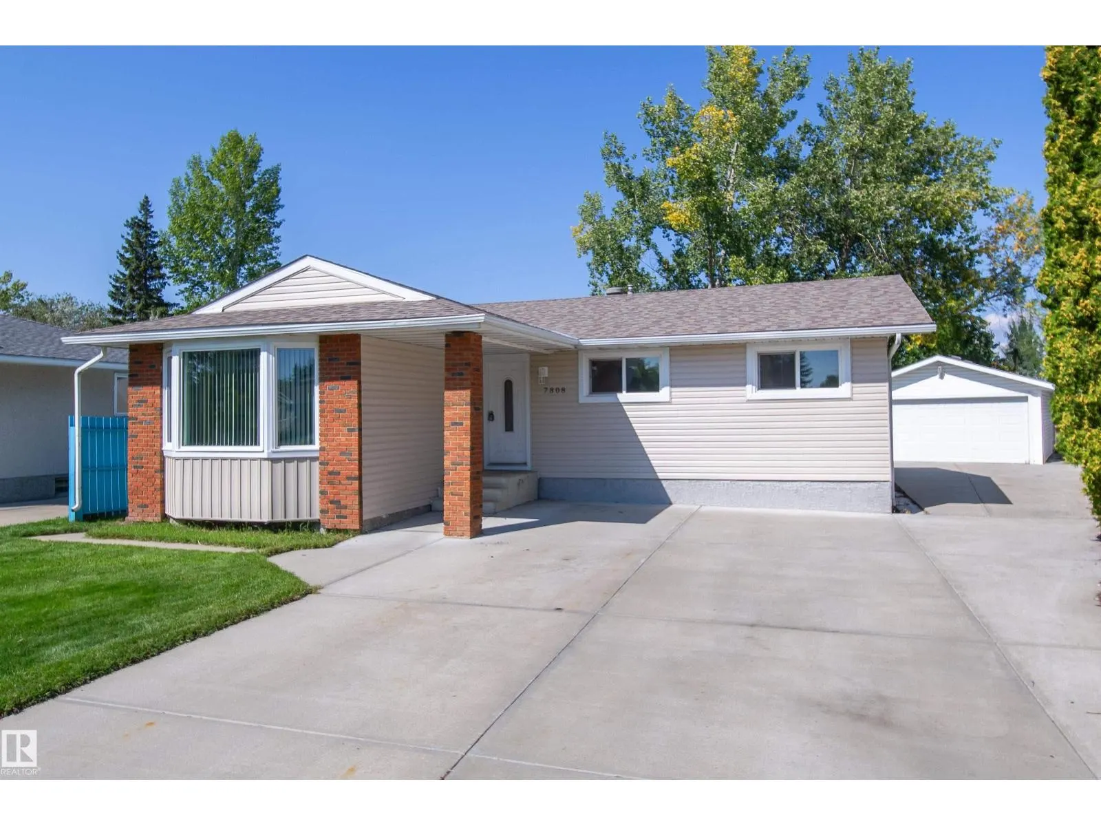 7808 22 AV NW