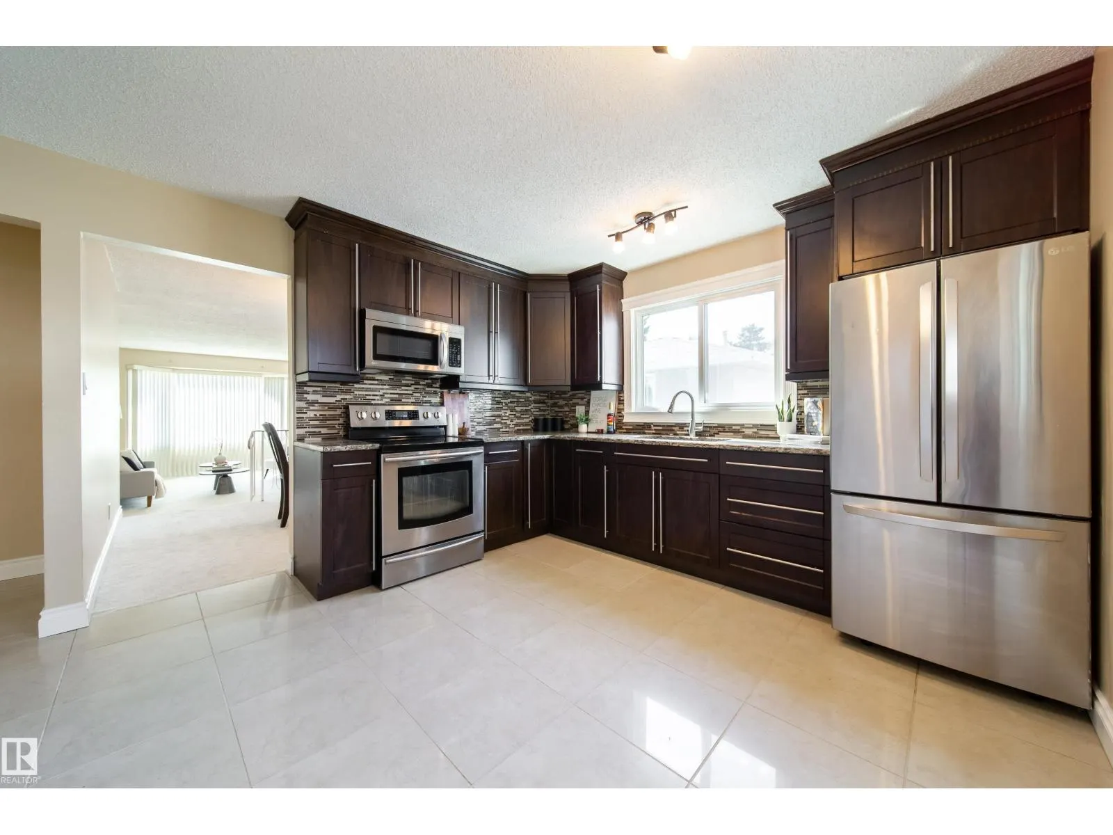 7808 22 AV NW