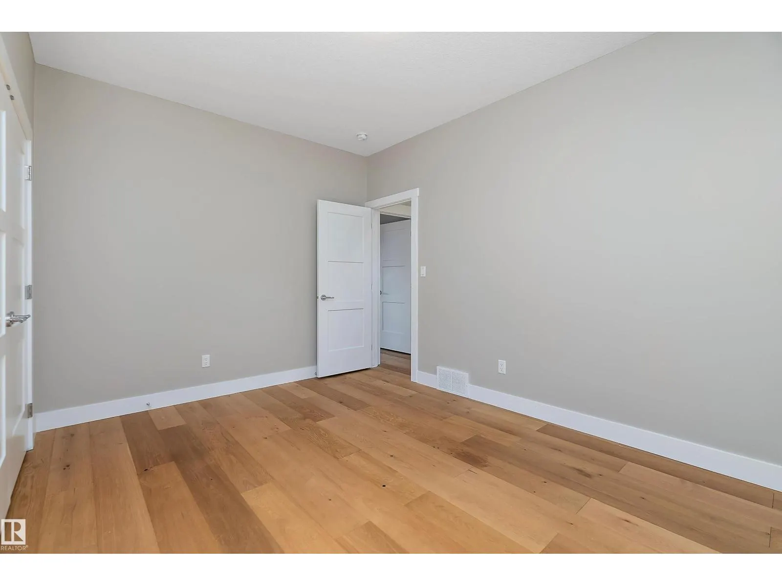 8422 117 ST NW