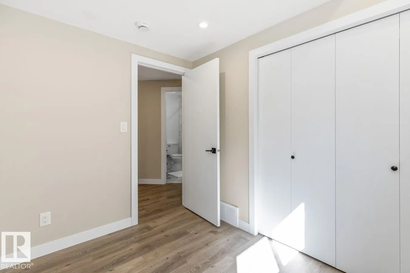 11735 10 AV NW NW