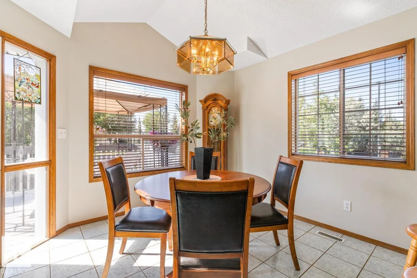 11735 10 AV NW NW