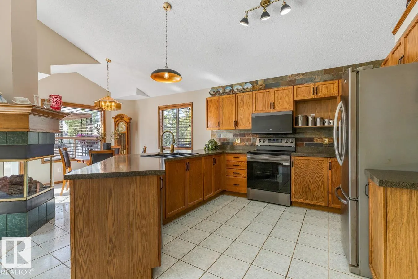11735 10 AV NW NW