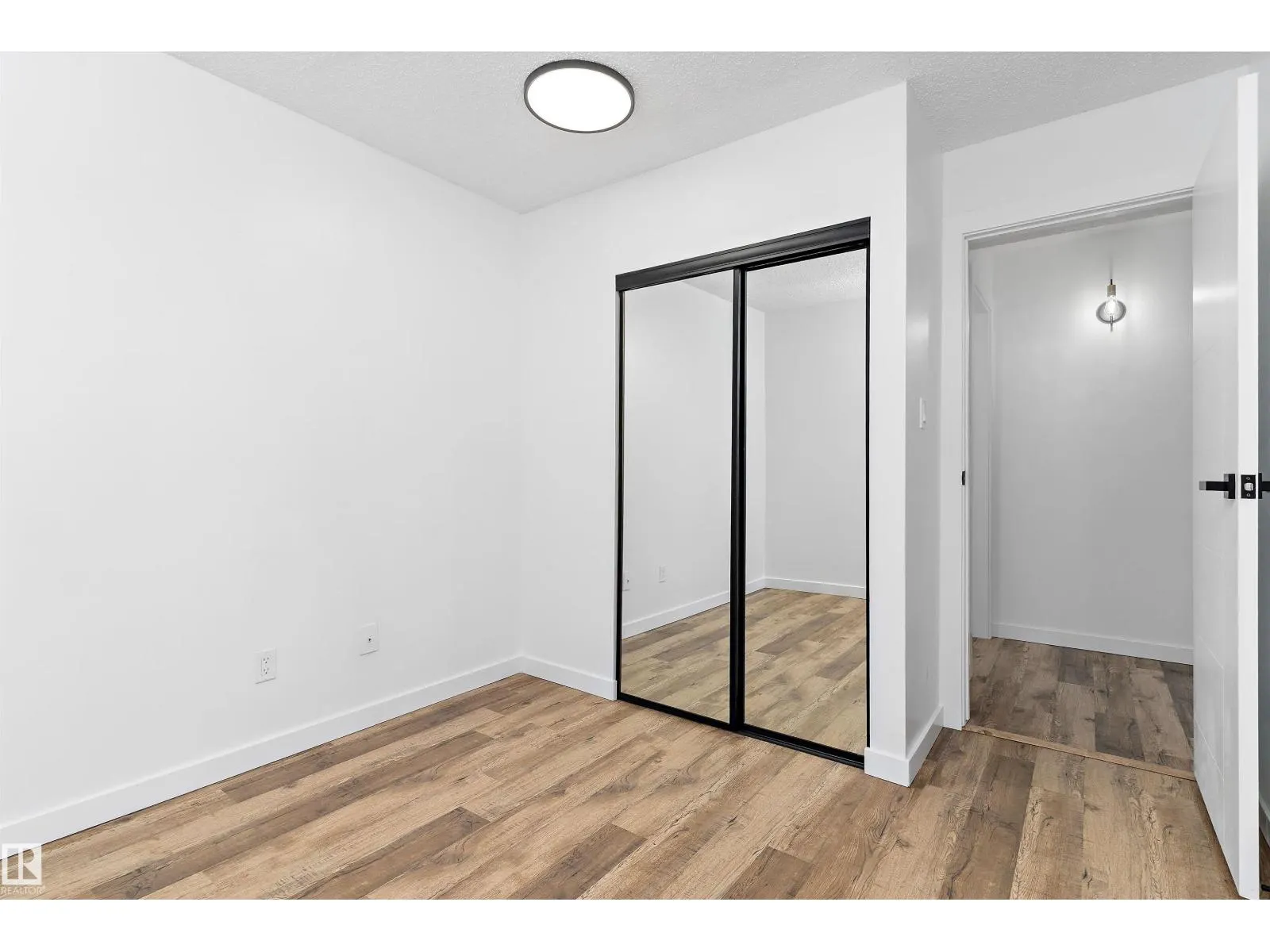 #13 7604 29 AV NW