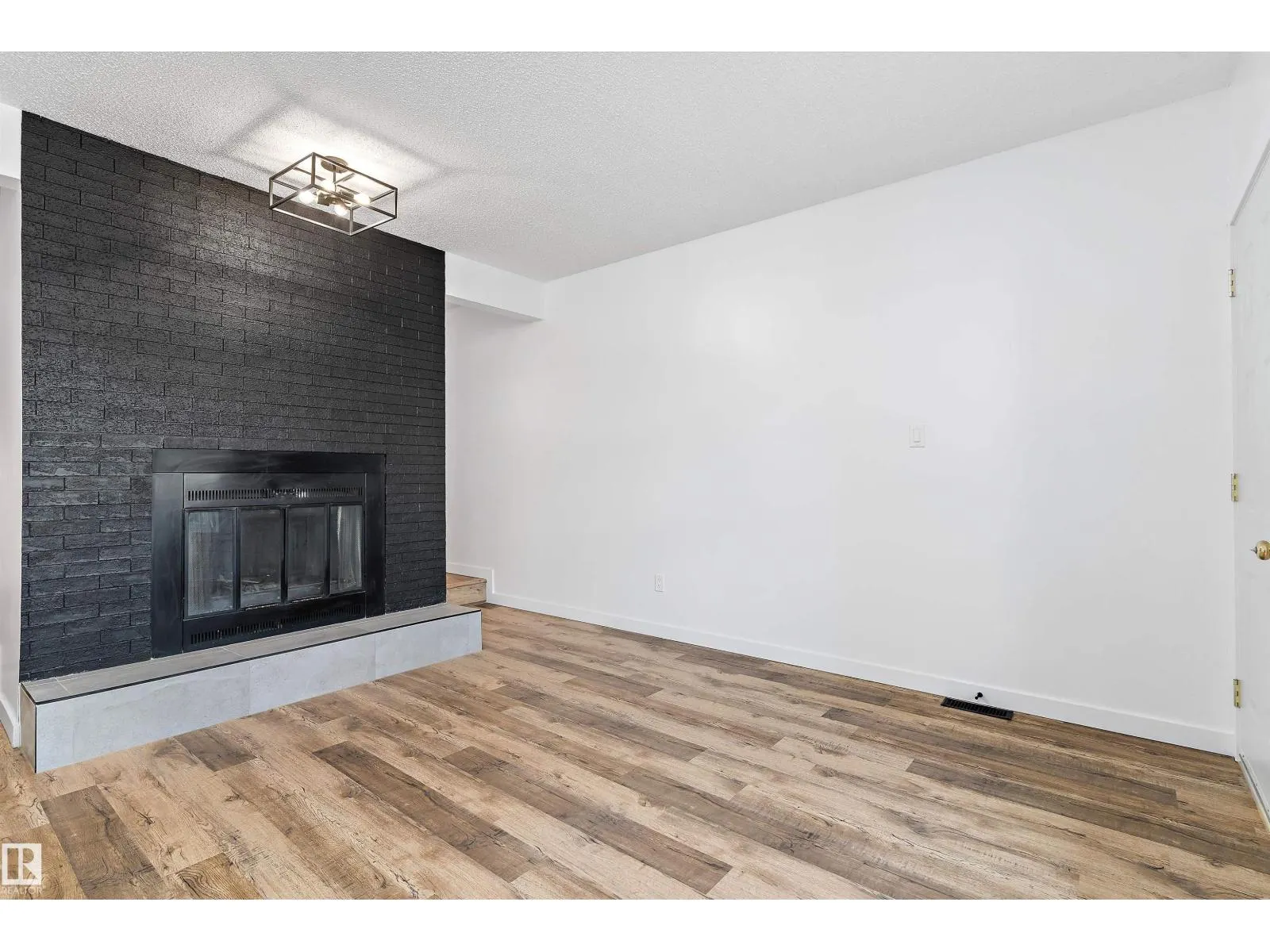 #13 7604 29 AV NW