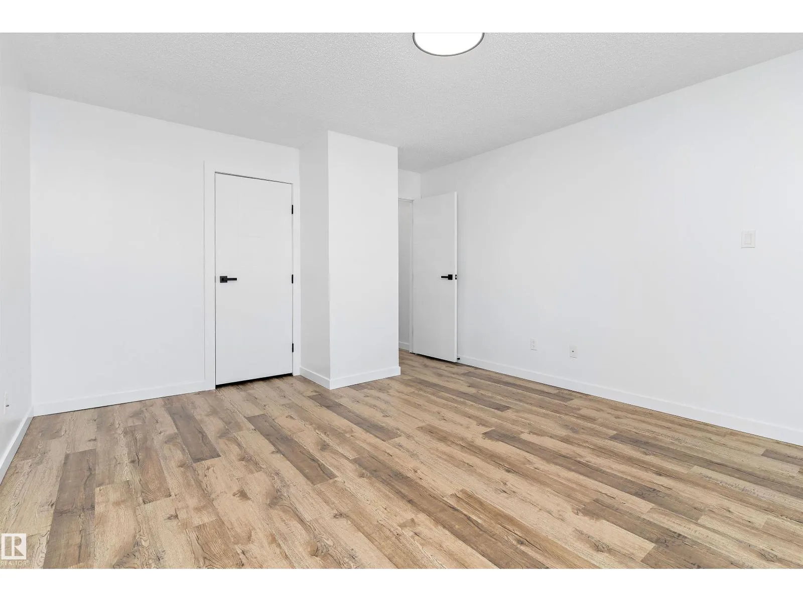 #13 7604 29 AV NW