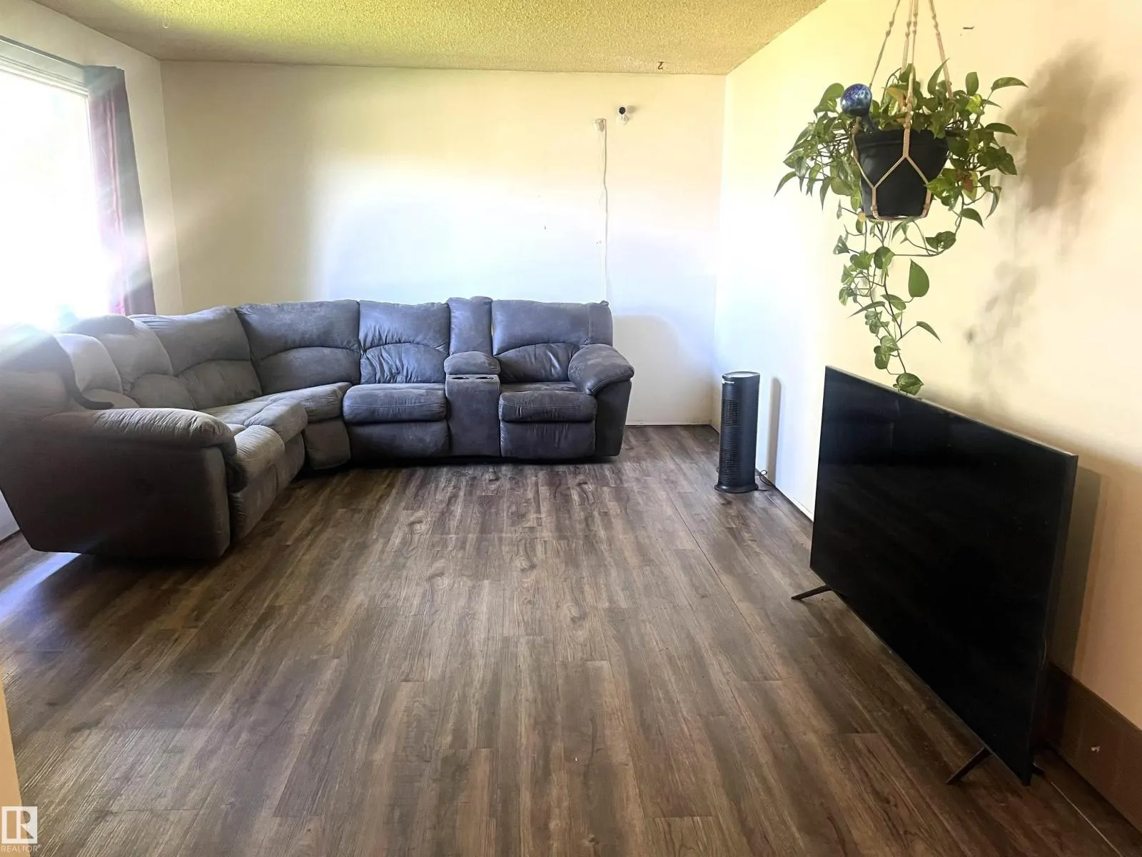 4821 52 Ave