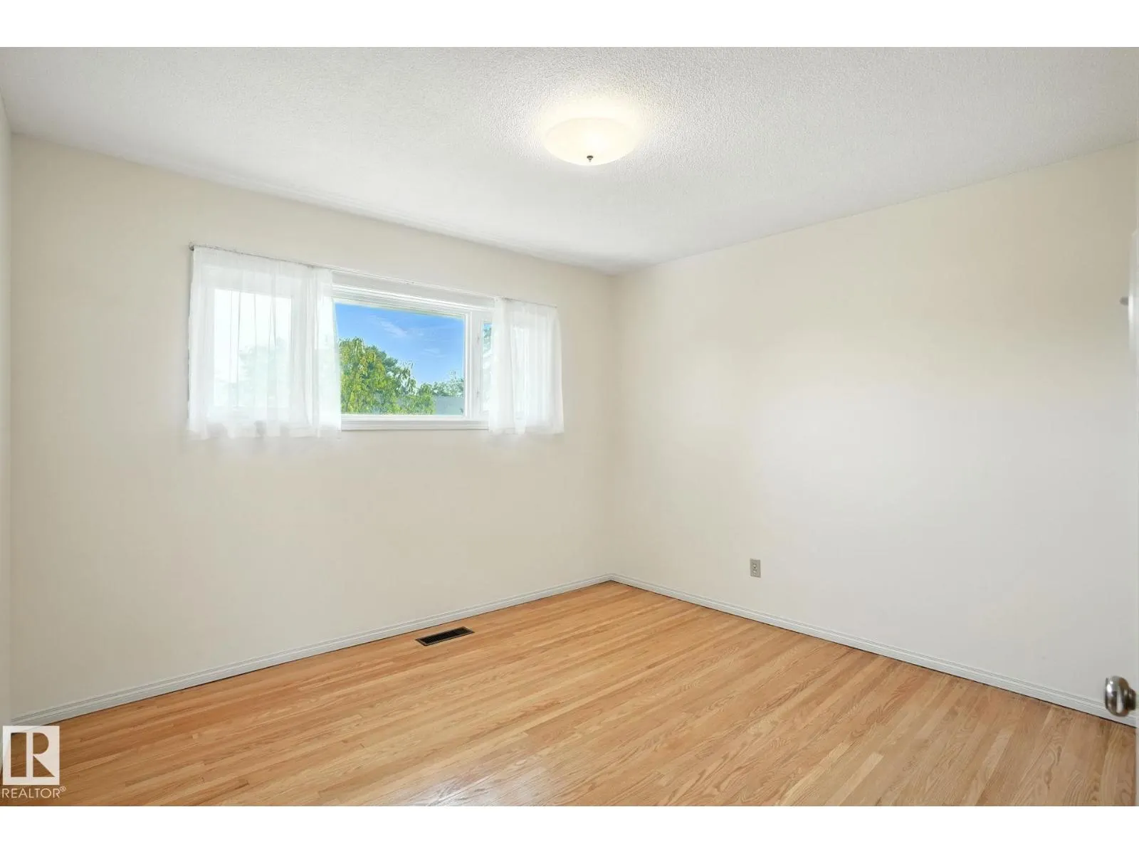 15956 110B AV NW