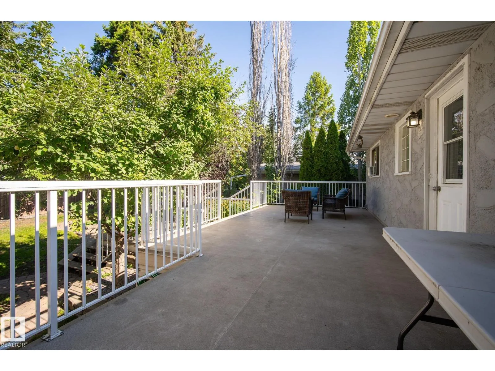 2 FARMSTEAD AV