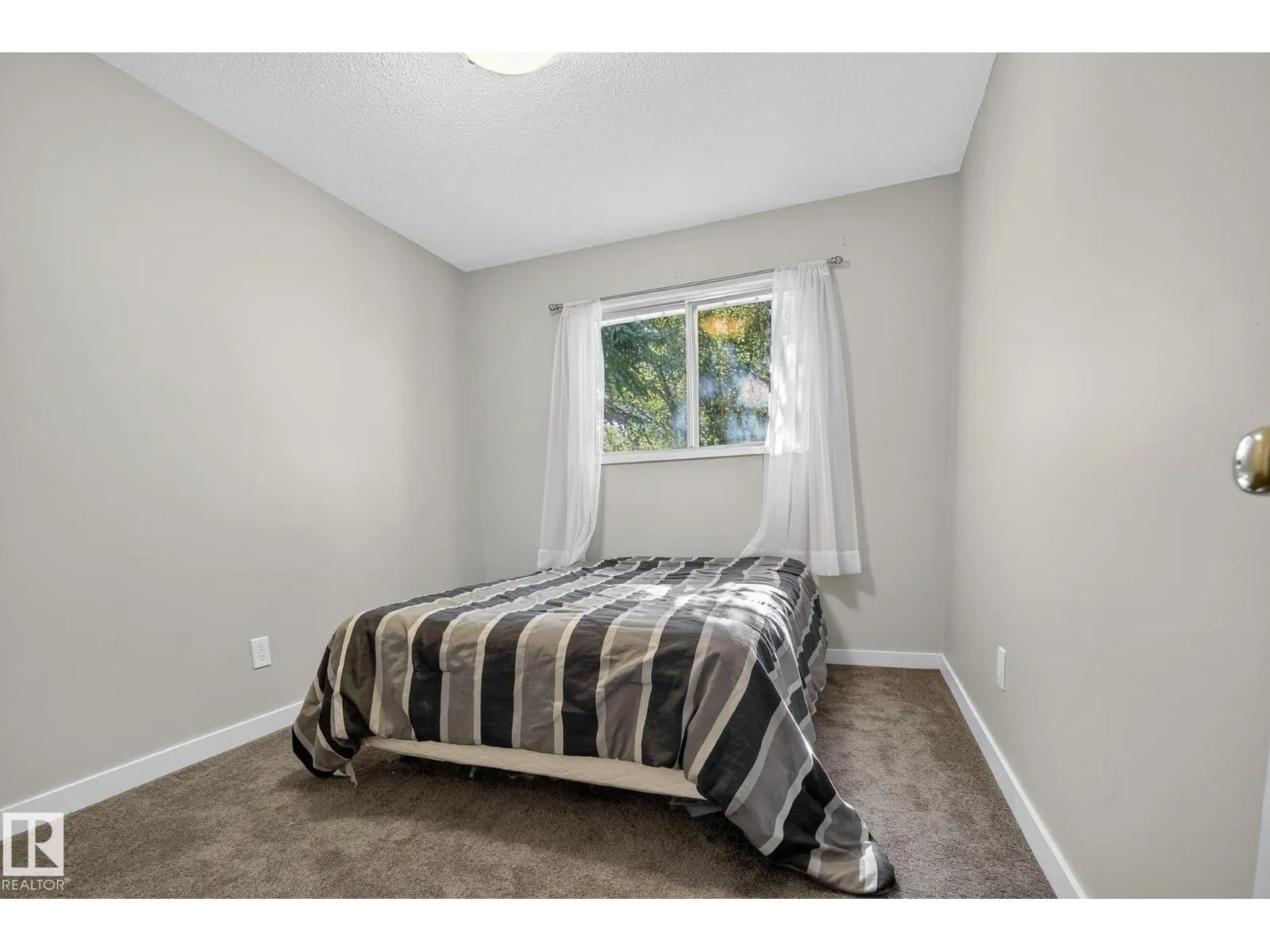 2 FARMSTEAD AV