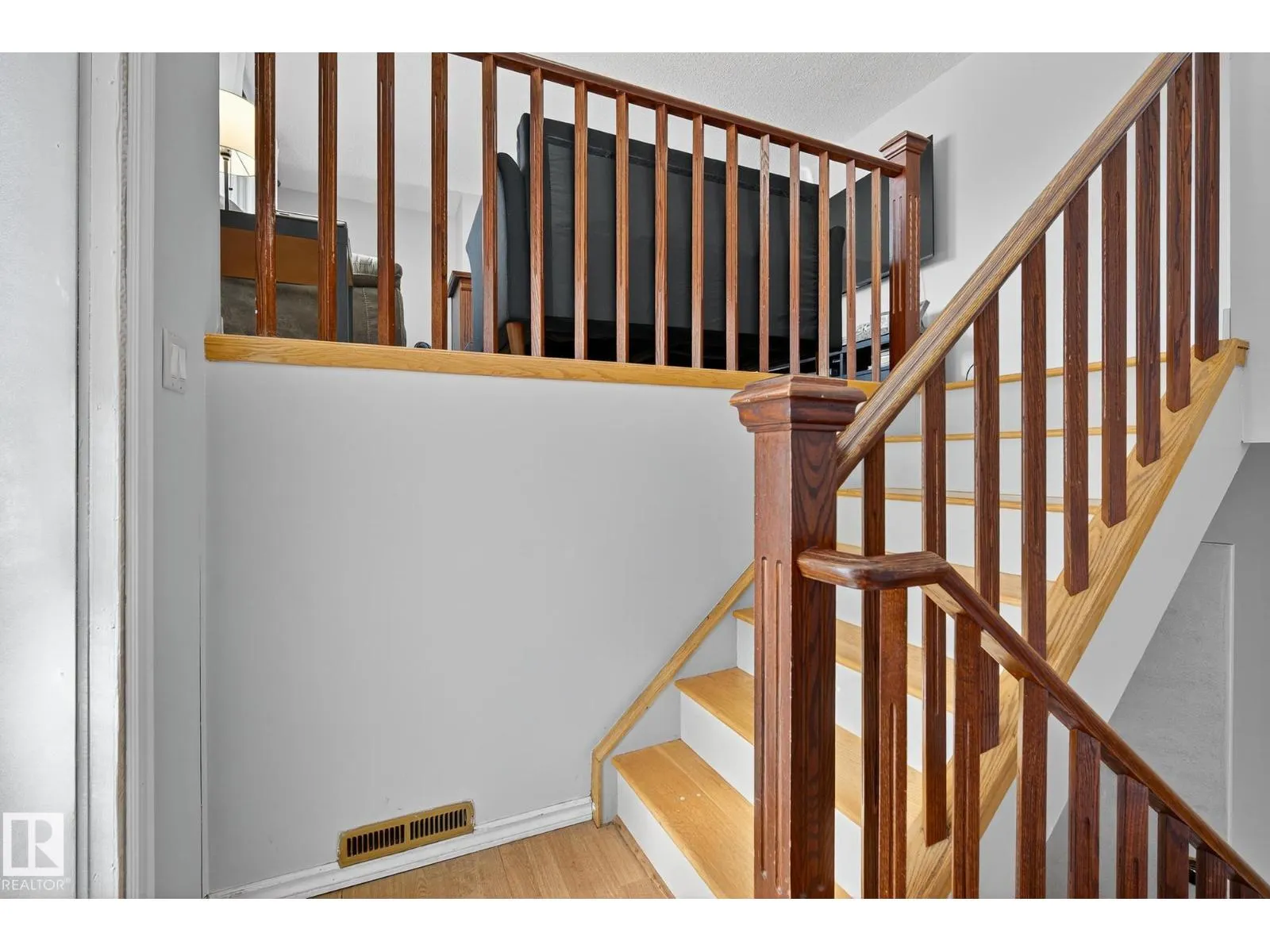 2 FARMSTEAD AV