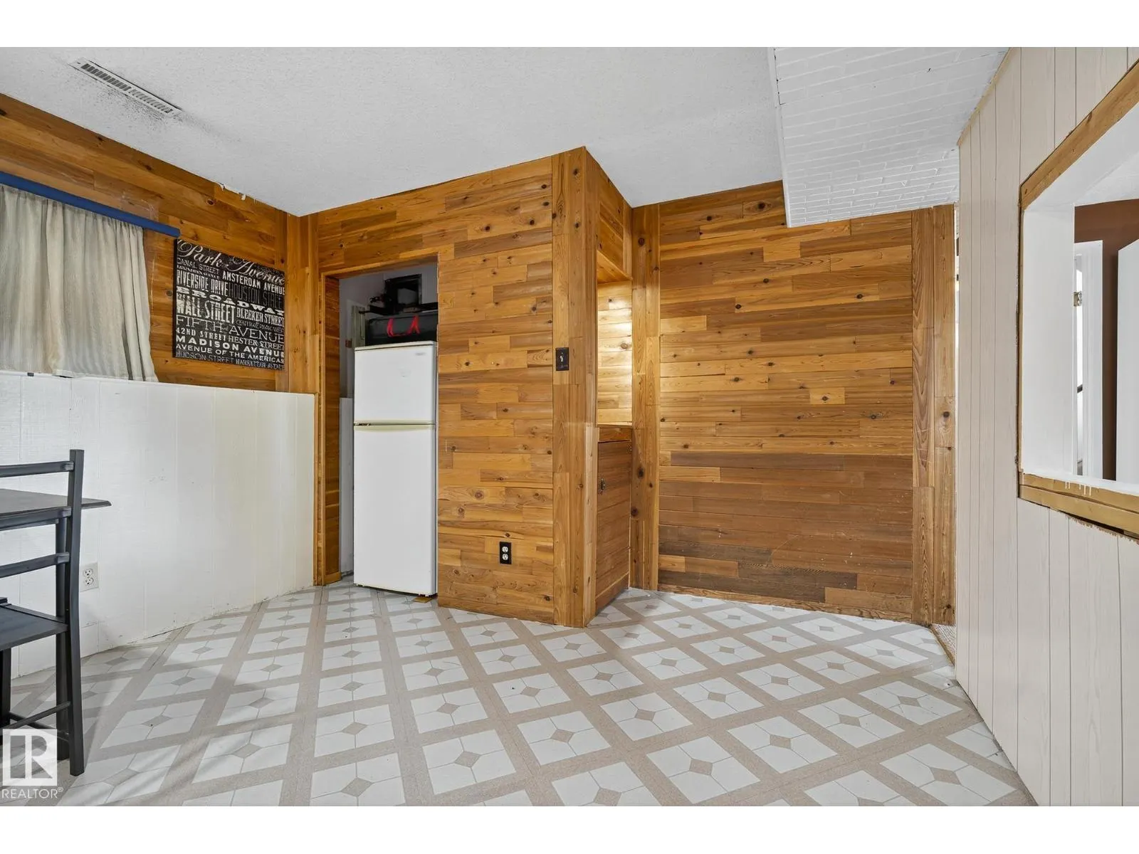 2 FARMSTEAD AV