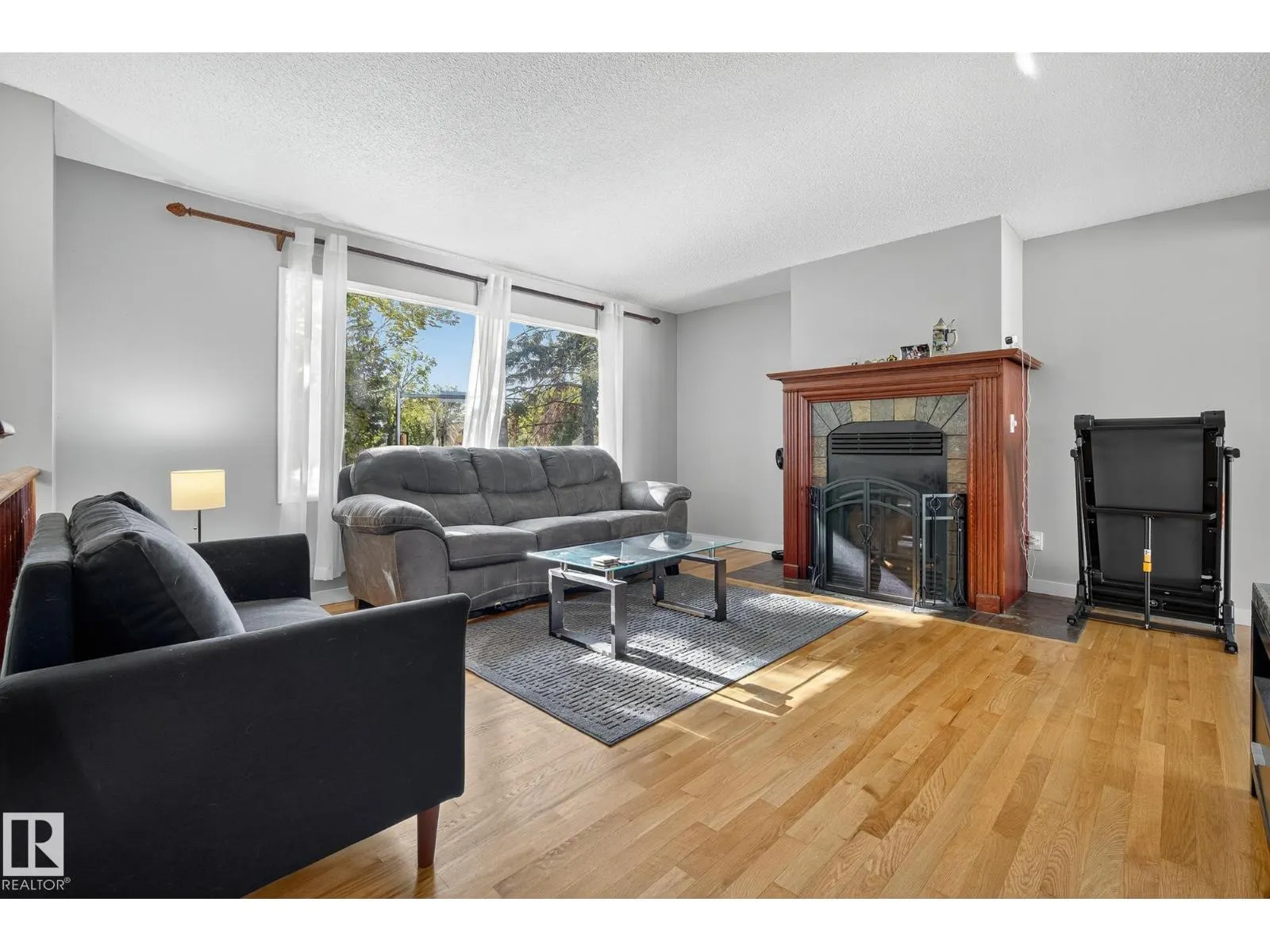 2 FARMSTEAD AV