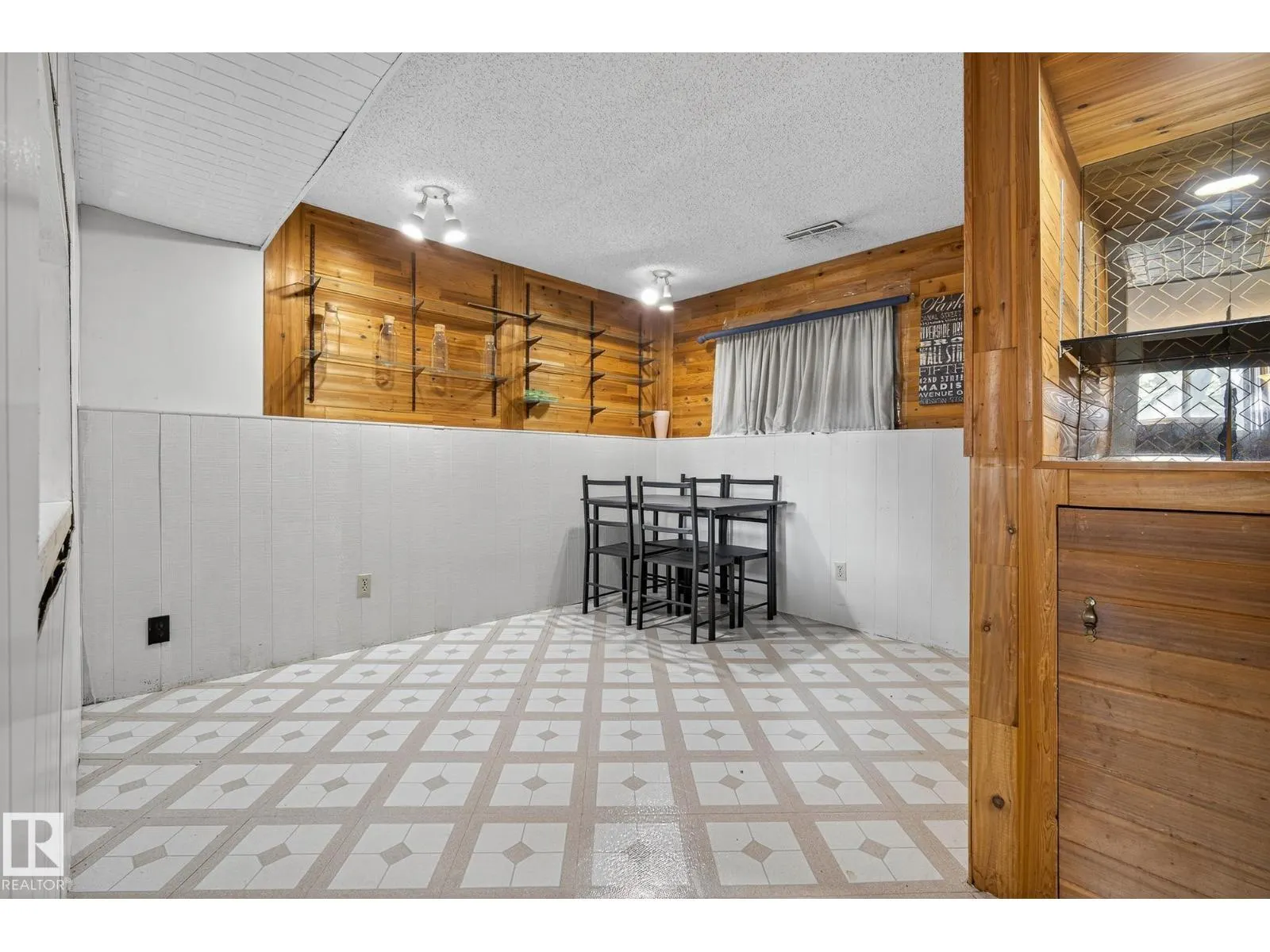 2 FARMSTEAD AV