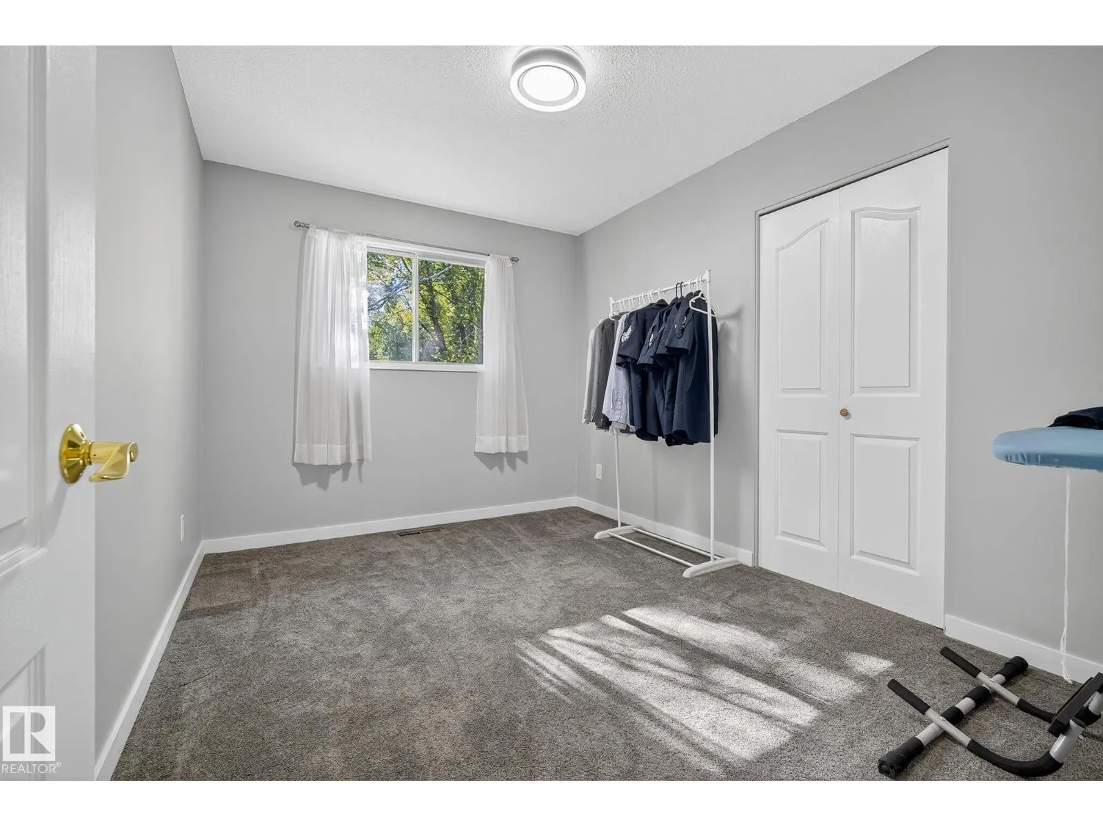 2 FARMSTEAD AV