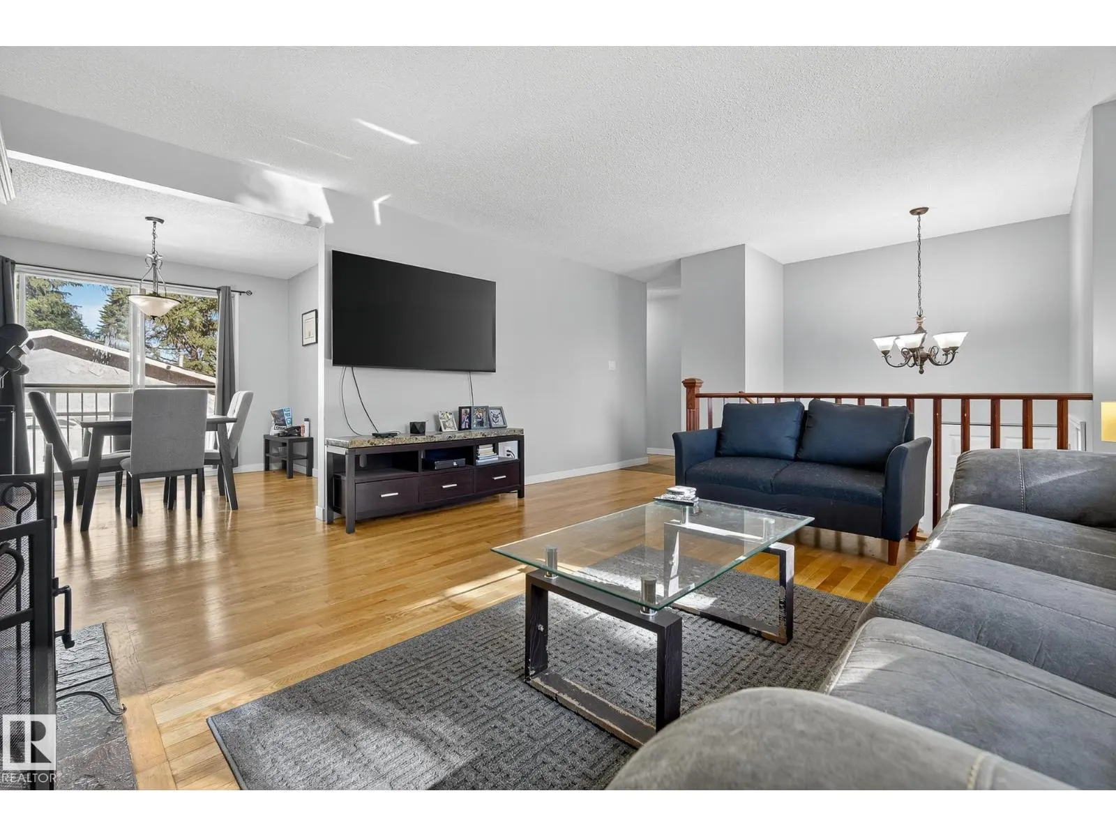 2 FARMSTEAD AV