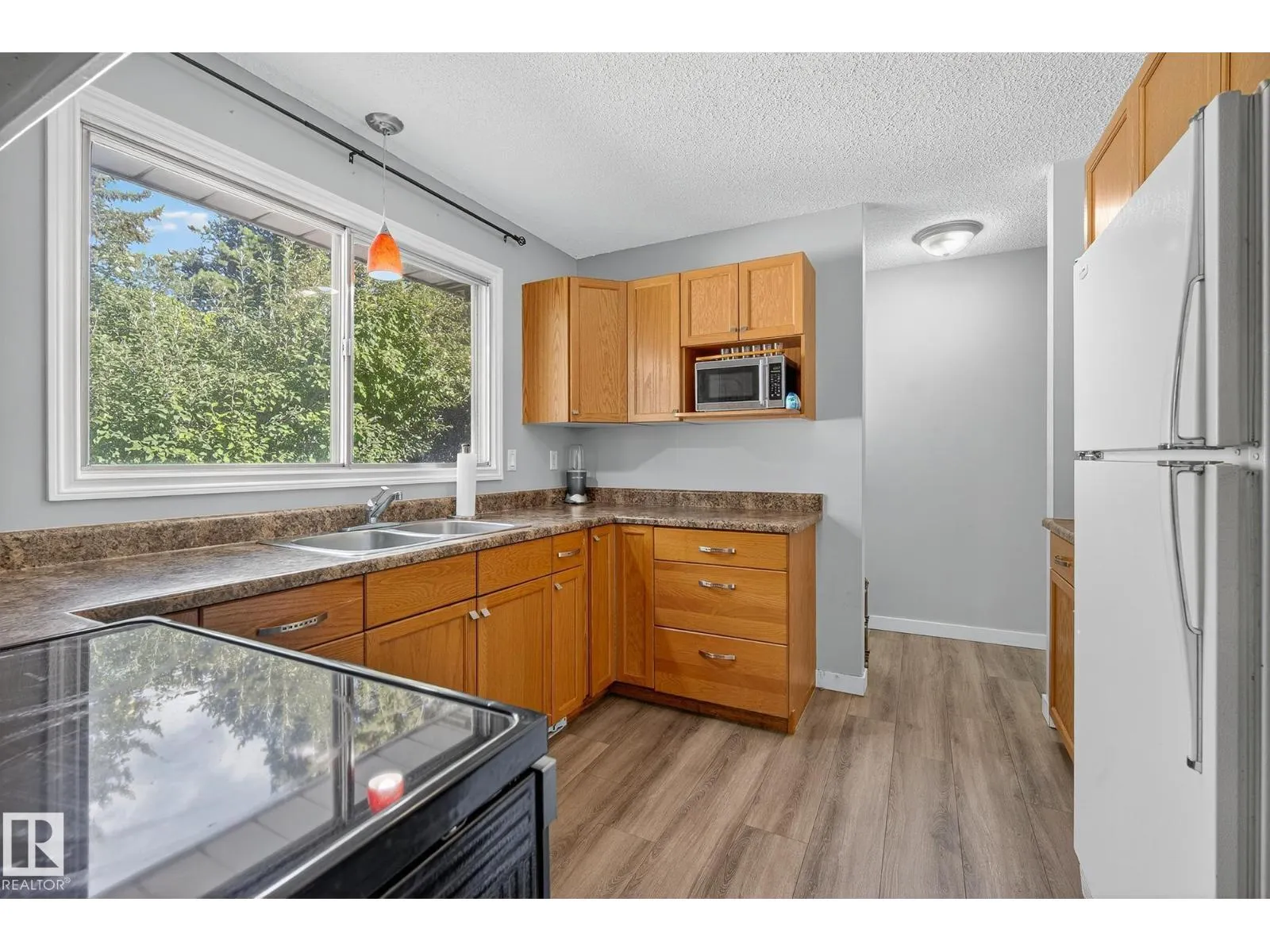 2 FARMSTEAD AV