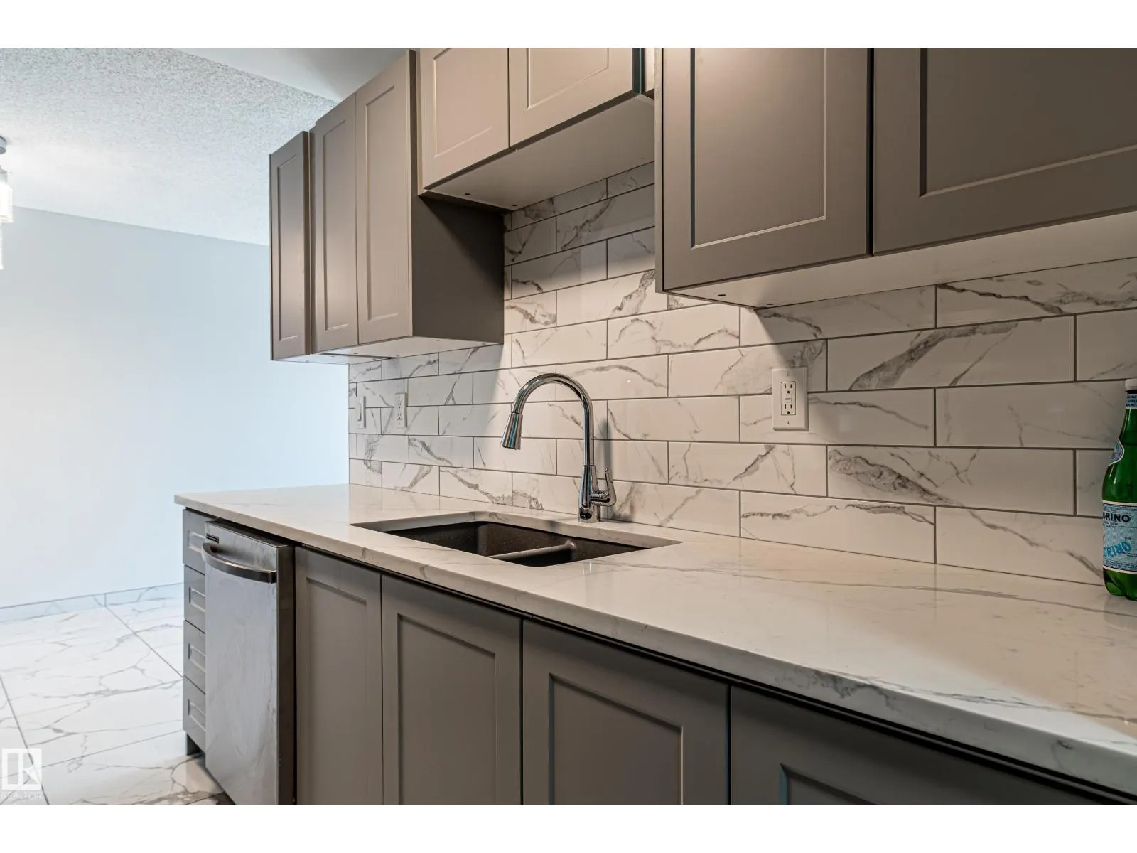 #809 10145 109 ST NW