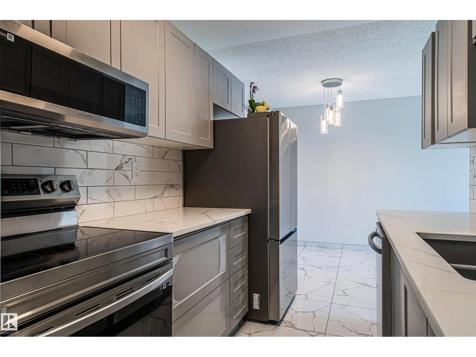#809 10145 109 ST NW