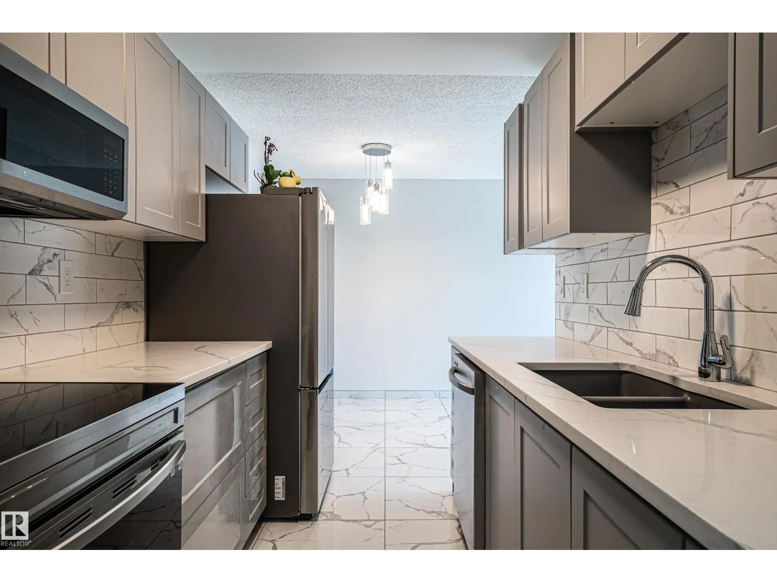 #809 10145 109 ST NW