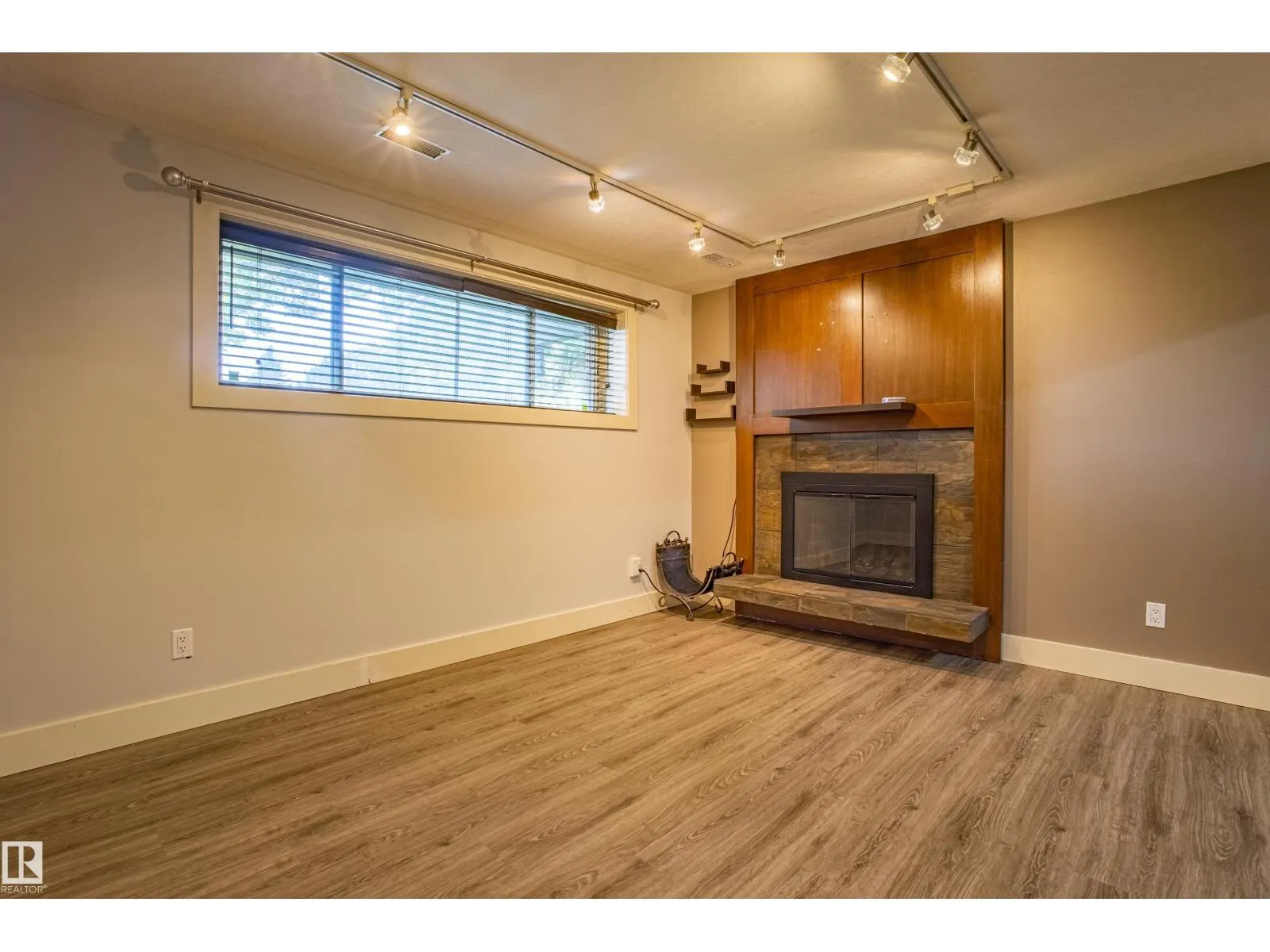 18 LOCKHART DR
