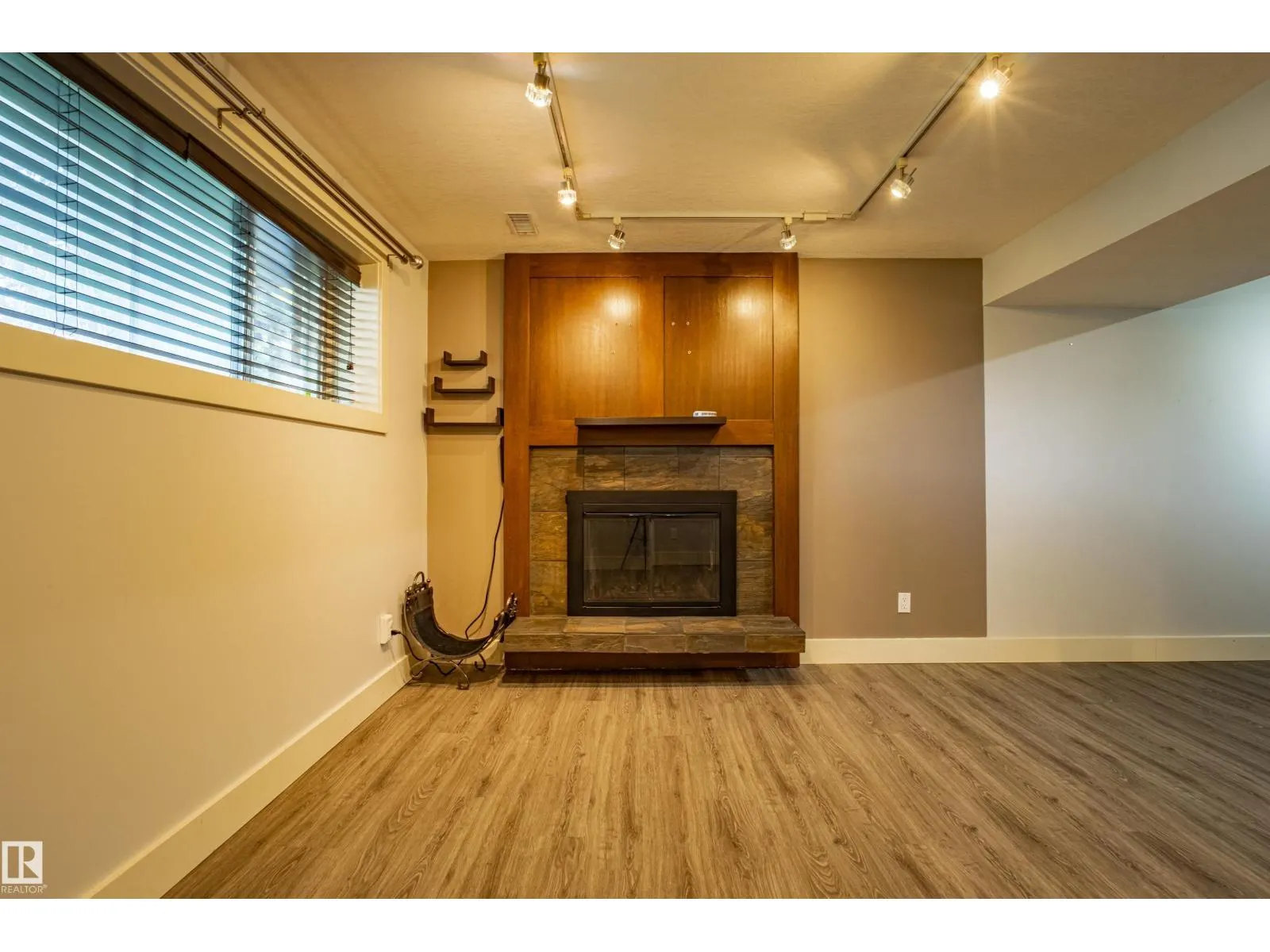 18 LOCKHART DR