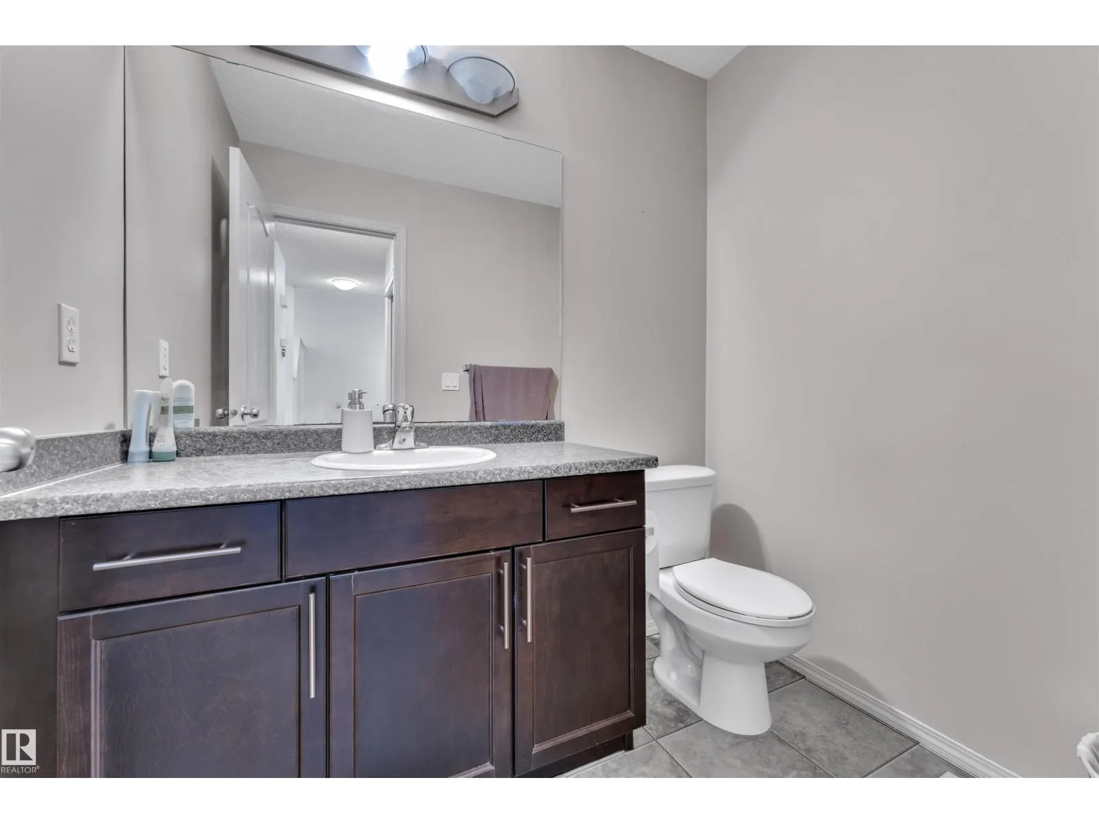6152 13 AV SW