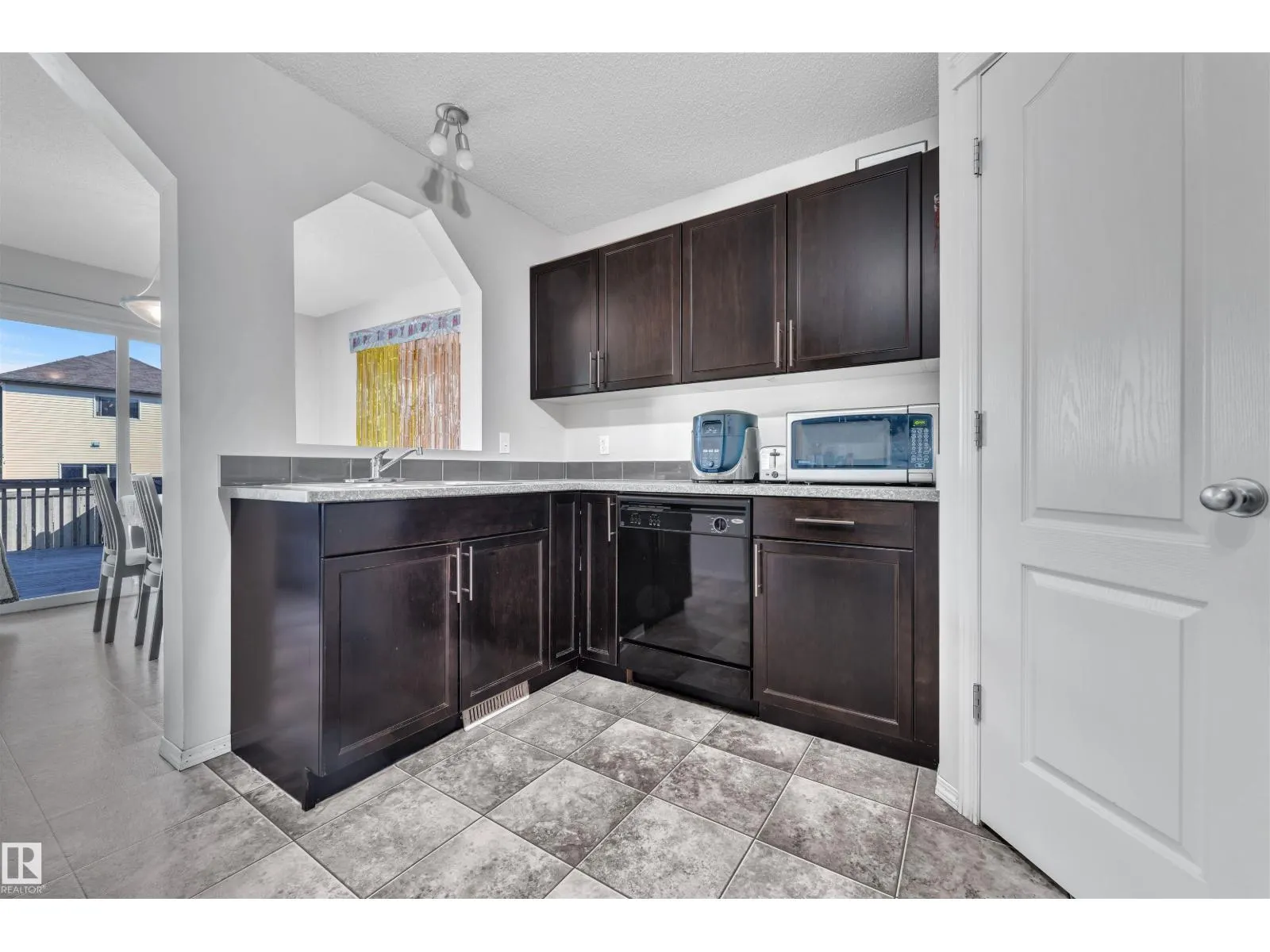 6152 13 AV SW